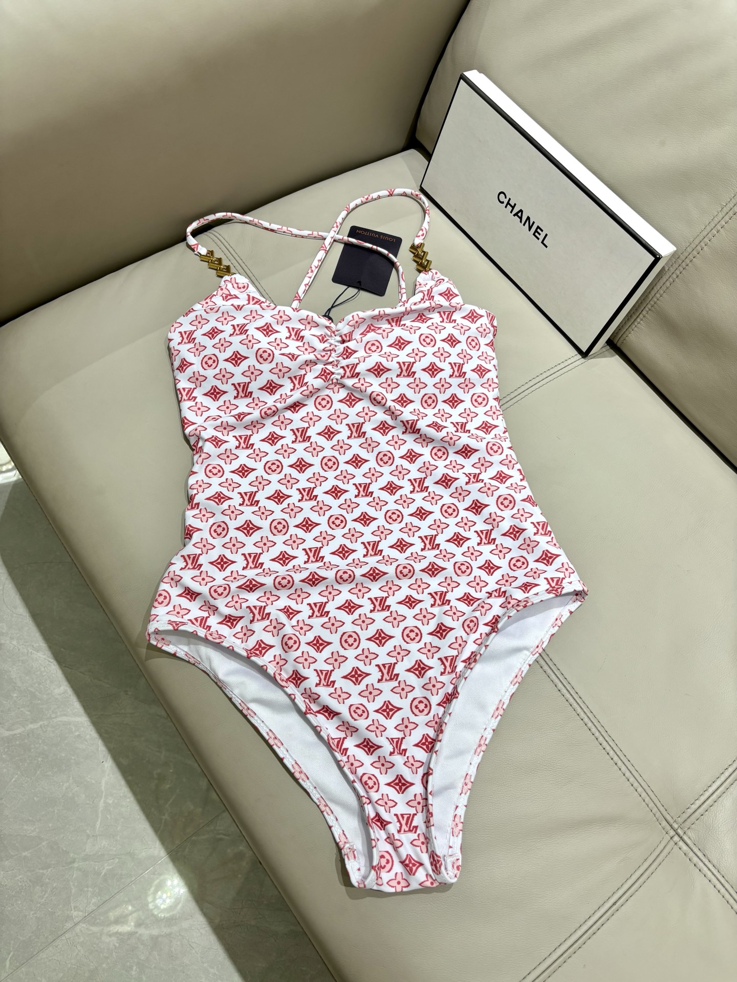 Lv新款连体泳衣 😍🥰适合多种场景的游泳衣🏊‍♀️海边 游泳池 温泉 水上乐园 漂流都可以😌面料：透气舒