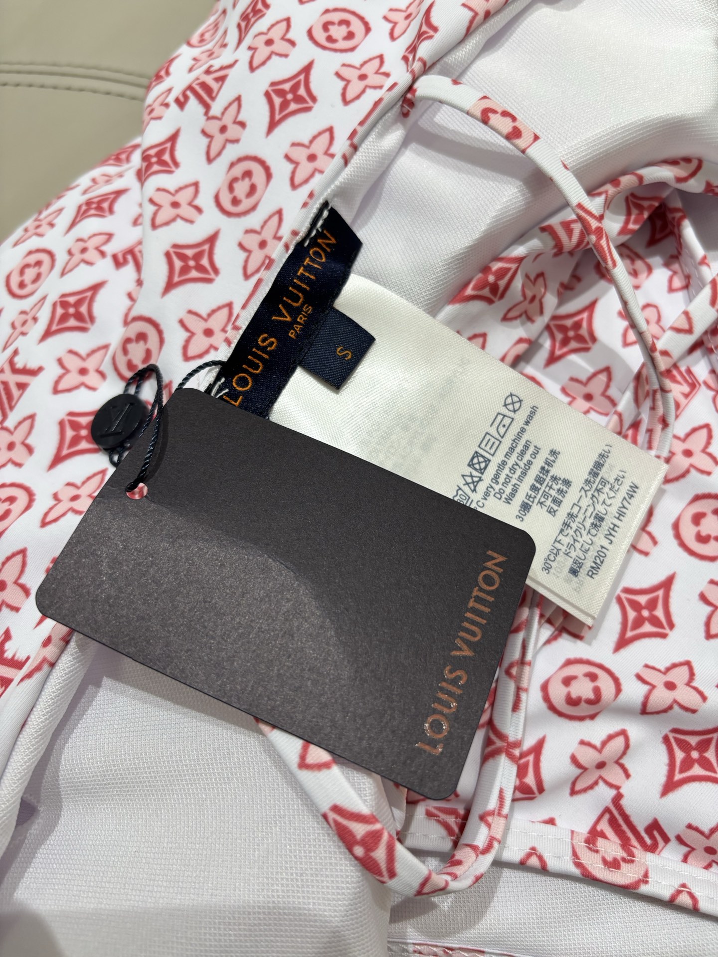 Lv新款连体泳衣 😍🥰适合多种场景的游泳衣🏊‍♀️海边 游泳池 温泉 水上乐园 漂流都可以😌面料：透气舒