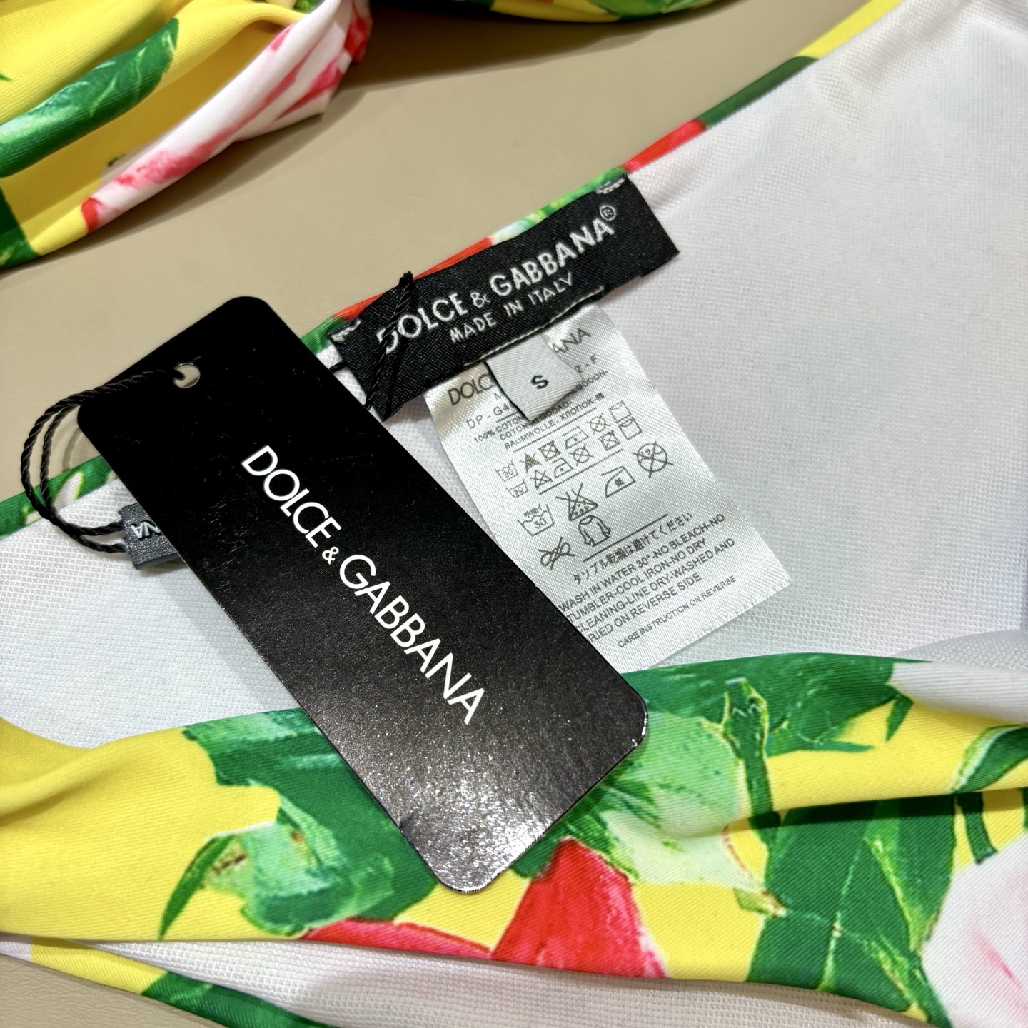 DG新款分体泳衣 😍🥰适合多种场景的游泳衣🏊‍♀️海边 游泳池 温泉 水上乐园 漂流都可以😌面料：透气舒