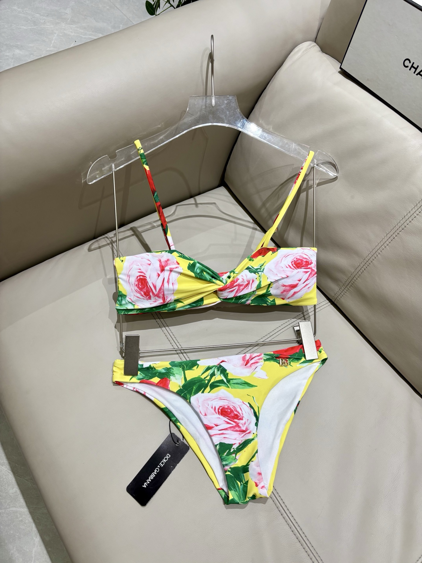 DG新款分体泳衣 😍🥰适合多种场景的游泳衣🏊‍♀️海边 游泳池 温泉 水上乐园 漂流都可以😌面料：透气舒