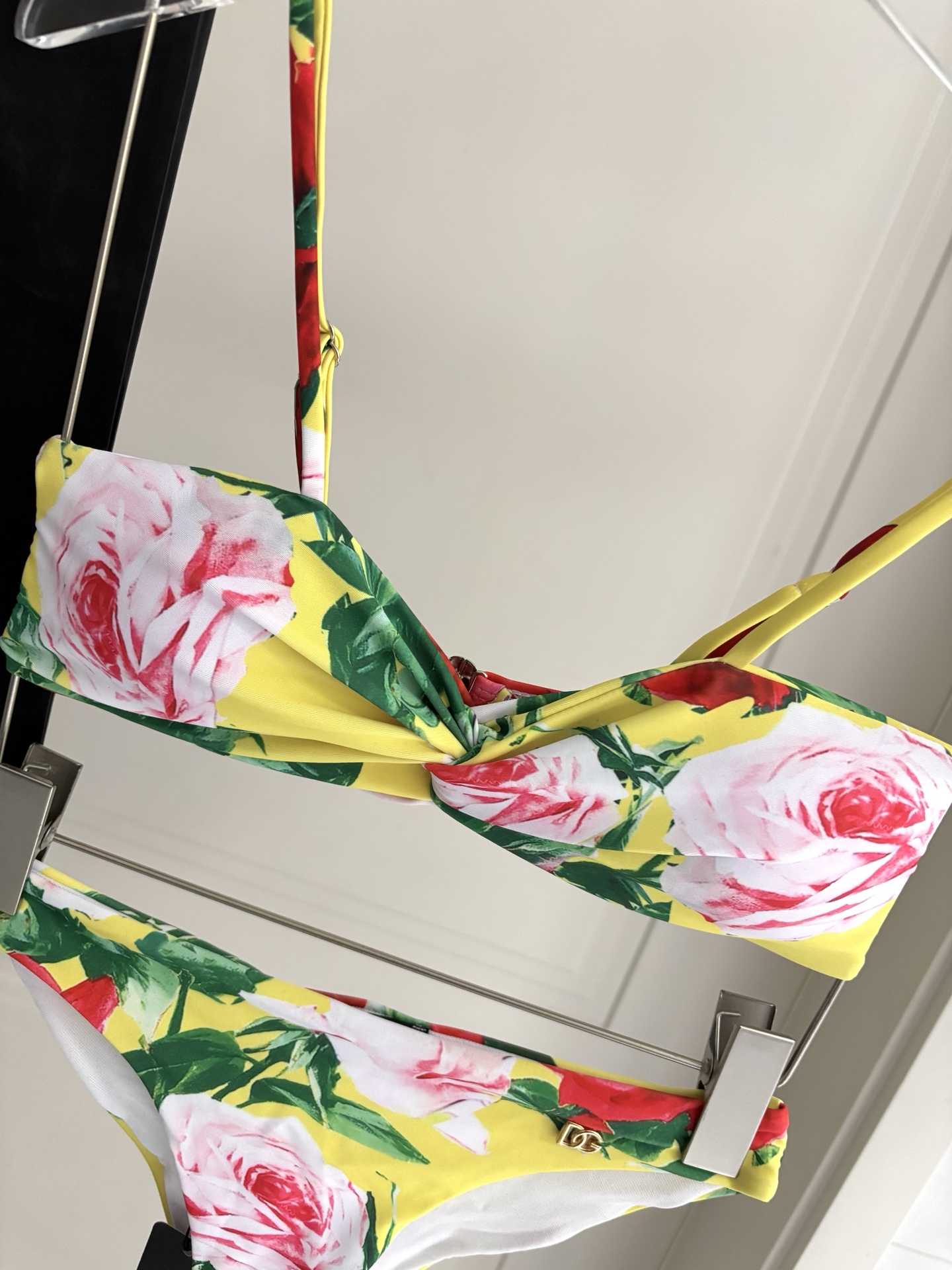 DG新款分体泳衣 😍🥰适合多种场景的游泳衣🏊‍♀️海边 游泳池 温泉 水上乐园 漂流都可以😌面料：透气舒