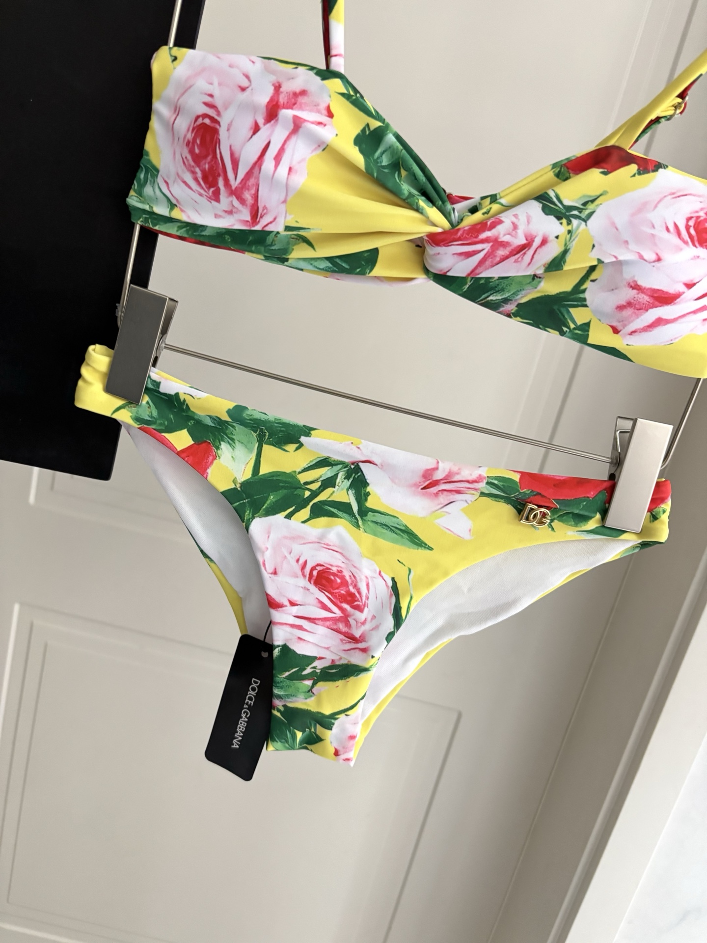 DG新款分体泳衣 😍🥰适合多种场景的游泳衣🏊‍♀️海边 游泳池 温泉 水上乐园 漂流都可以😌面料：透气舒