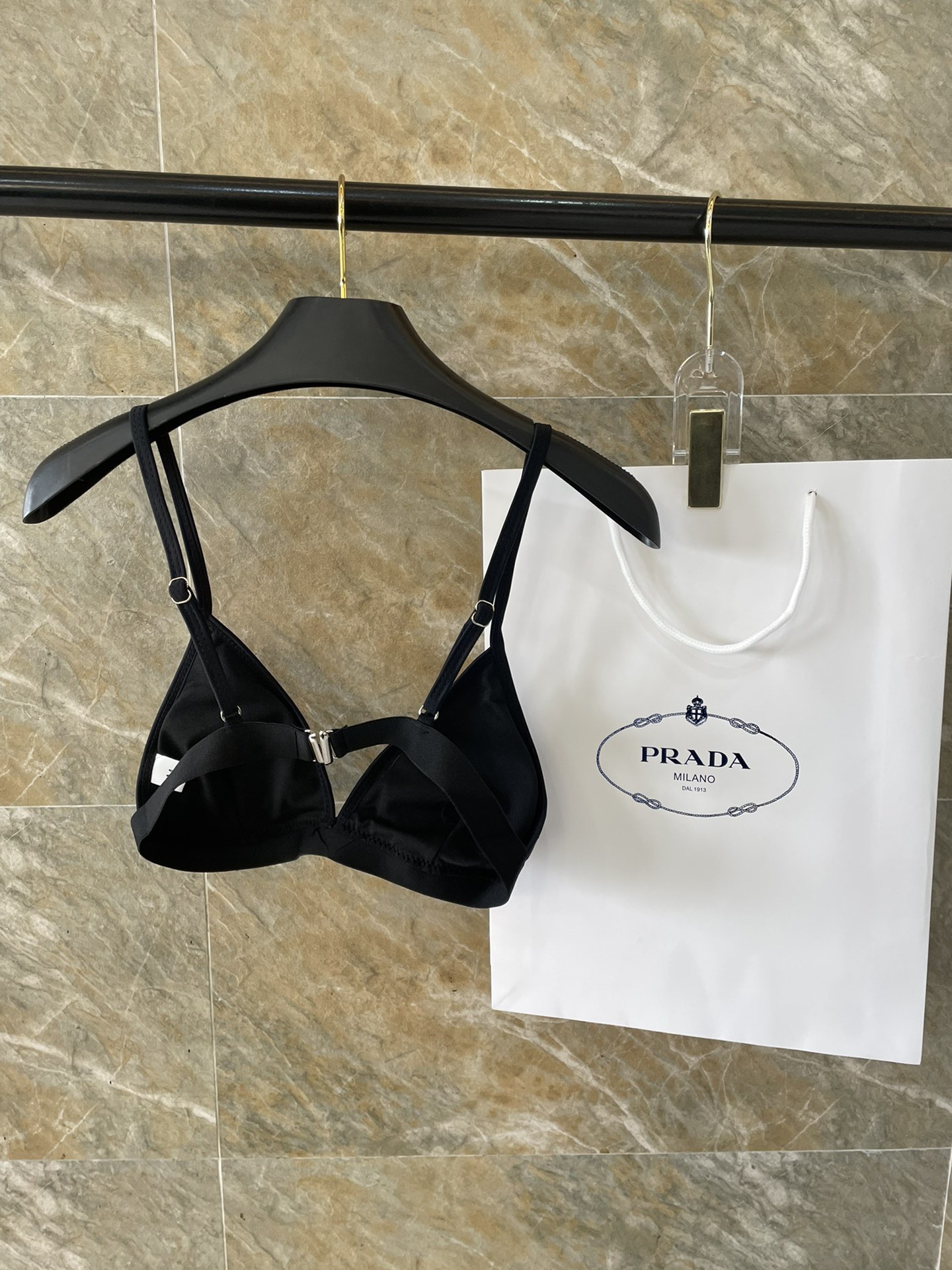 PRADA新款露背连体泳衣 黑色简单大气 适合多种场景的游泳衣🏊‍♀️海边 游泳池 温泉 水上乐园 漂流