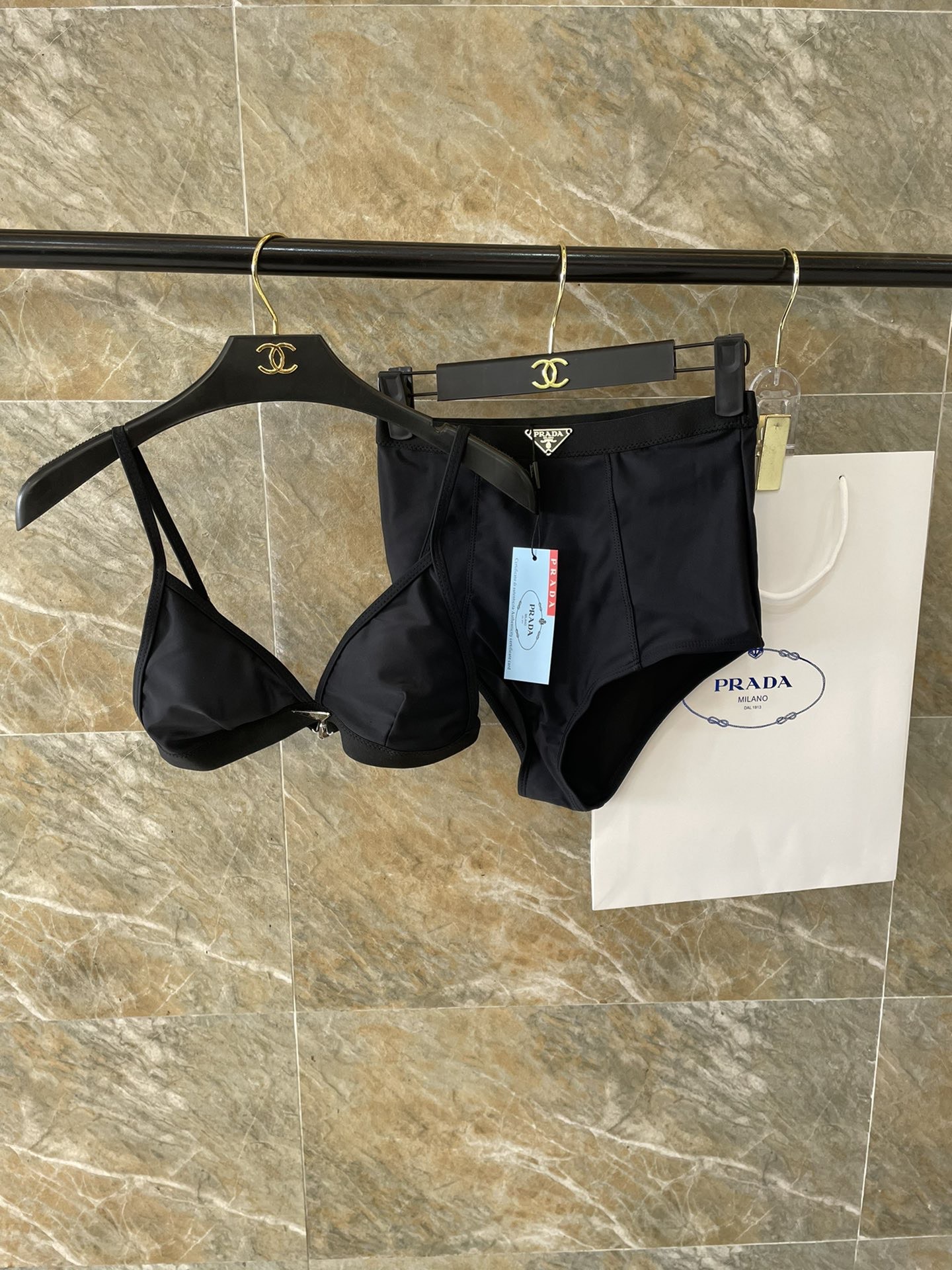 PRADA新款露背连体泳衣 黑色简单大气 适合多种场景的游泳衣🏊‍♀️海边 游泳池 温泉 水上乐园 漂流