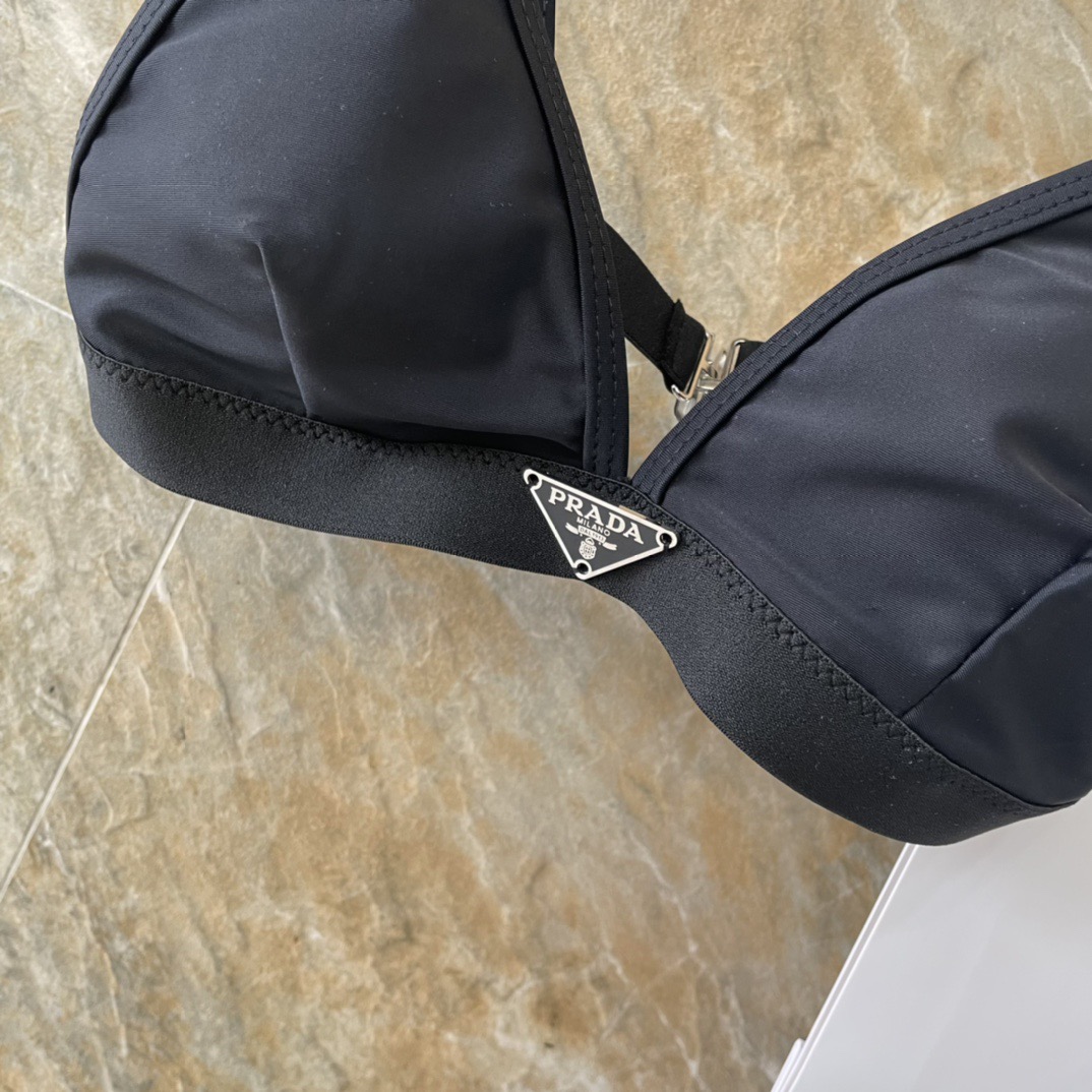 PRADA新款露背连体泳衣 黑色简单大气 适合多种场景的游泳衣🏊‍♀️海边 游泳池 温泉 水上乐园 漂流