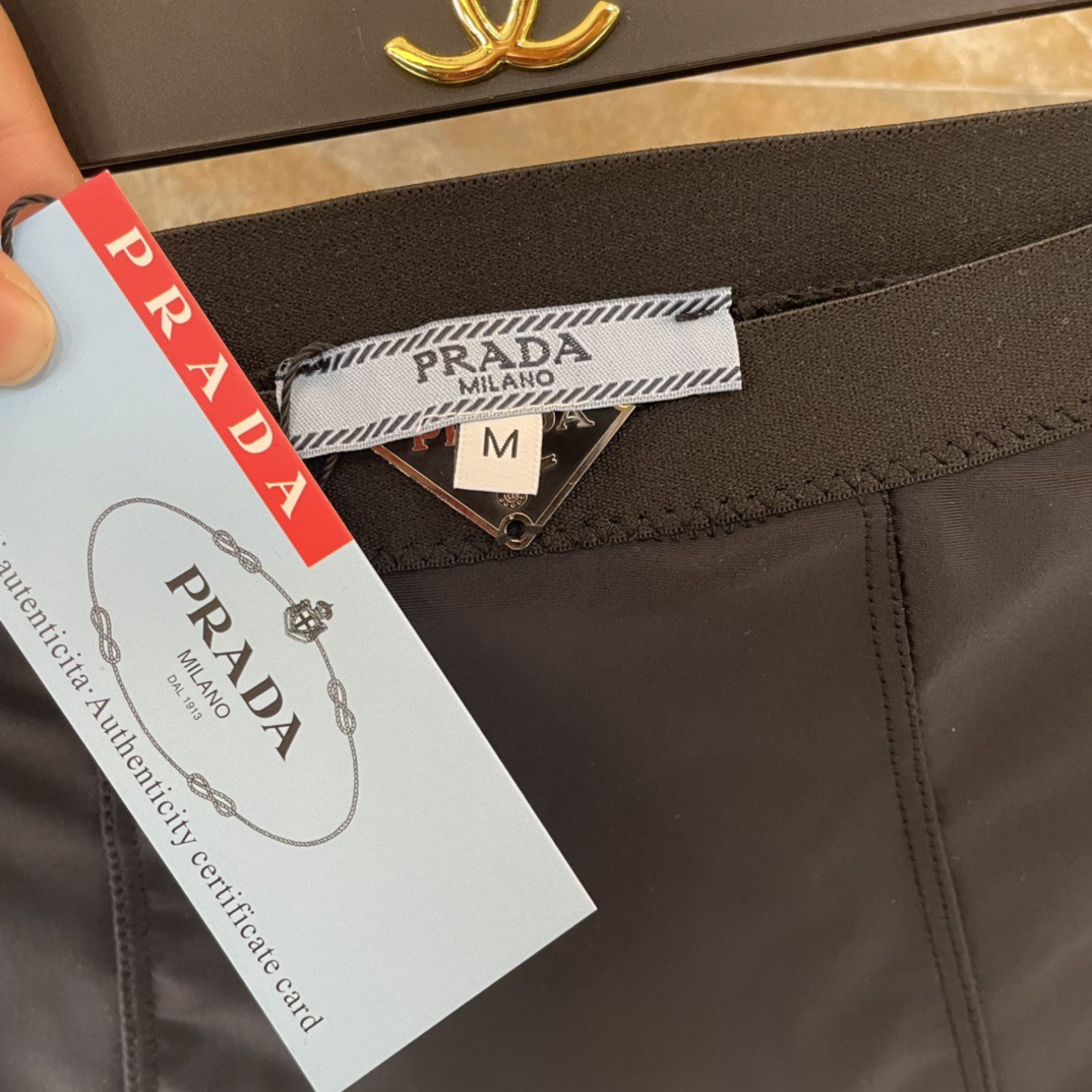 PRADA新款露背连体泳衣 黑色简单大气 适合多种场景的游泳衣🏊‍♀️海边 游泳池 温泉 水上乐园 漂流