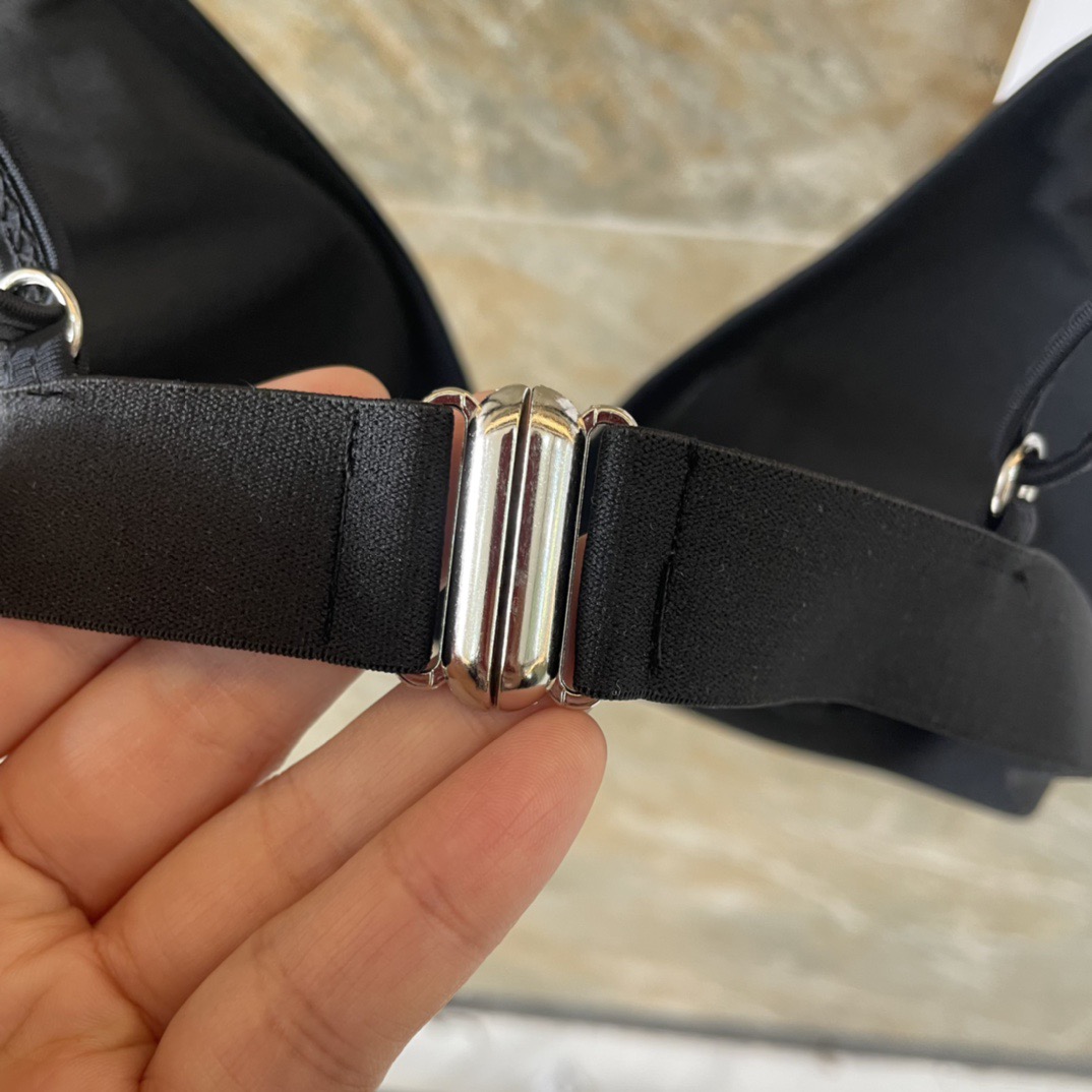 PRADA新款露背连体泳衣 黑色简单大气 适合多种场景的游泳衣🏊‍♀️海边 游泳池 温泉 水上乐园 漂流