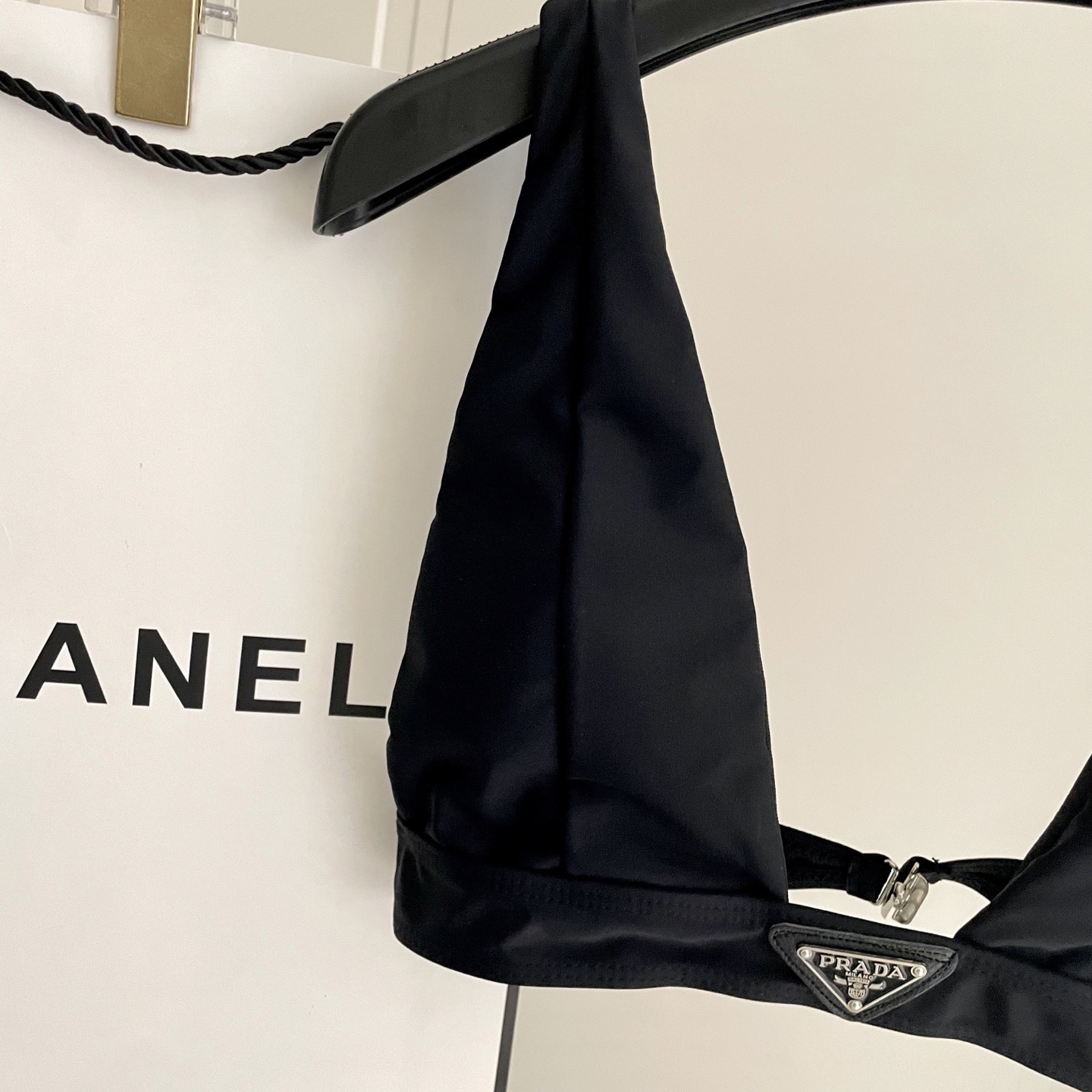 PRADA新款露背连体泳衣 黑色简单大气 适合多种场景的游泳衣🏊‍♀️海边 游泳池 温泉 水上乐园 漂流