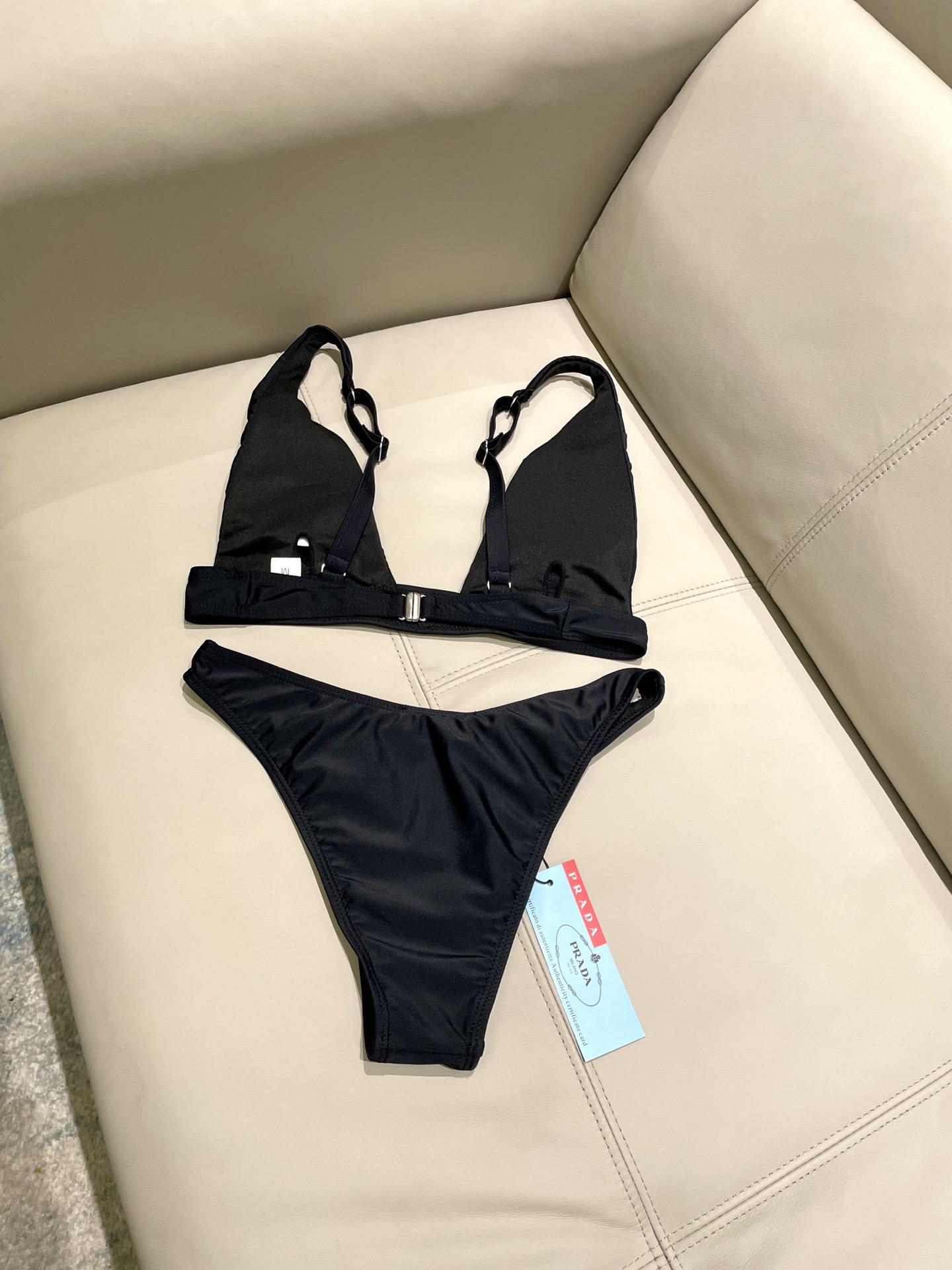 PRADA新款露背连体泳衣 黑色简单大气 适合多种场景的游泳衣🏊‍♀️海边 游泳池 温泉 水上乐园 漂流