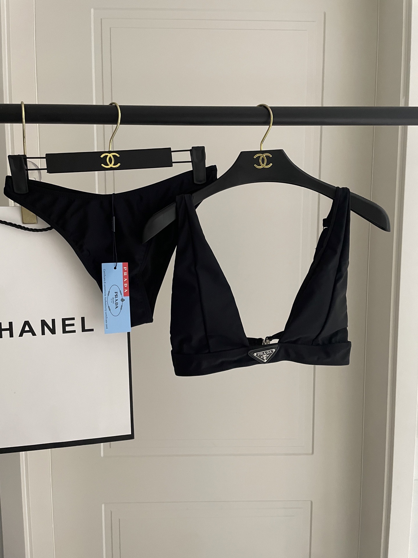 PRADA新款露背连体泳衣 黑色简单大气 适合多种场景的游泳衣🏊‍♀️海边 游泳池 温泉 水上乐园 漂流