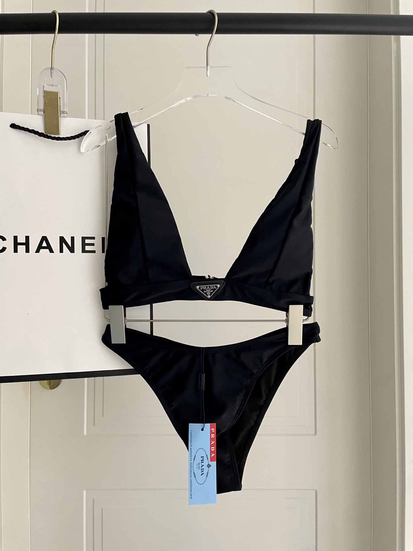 PRADA新款露背连体泳衣 黑色简单大气 适合多种场景的游泳衣🏊‍♀️海边 游泳池 温泉 水上乐园 漂流