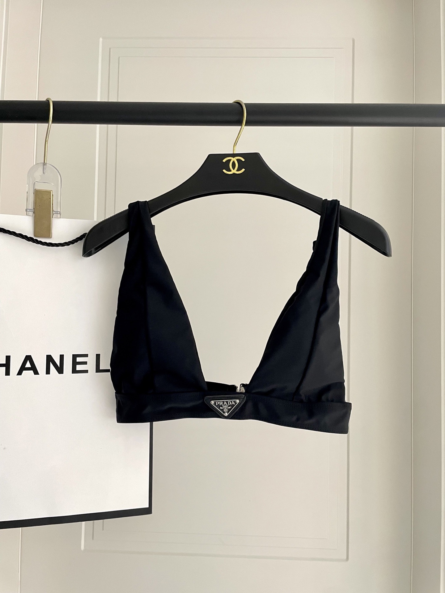 PRADA新款露背连体泳衣 黑色简单大气 适合多种场景的游泳衣🏊‍♀️海边 游泳池 温泉 水上乐园 漂流