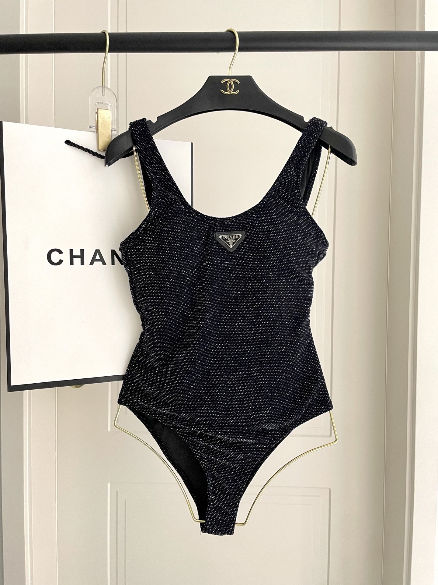 普拉达连体😍🥰适合多种场景的游泳衣🏊‍♀️海边 游泳池 温泉 水上乐园 漂流都可以😌内搭也完全可以 连体