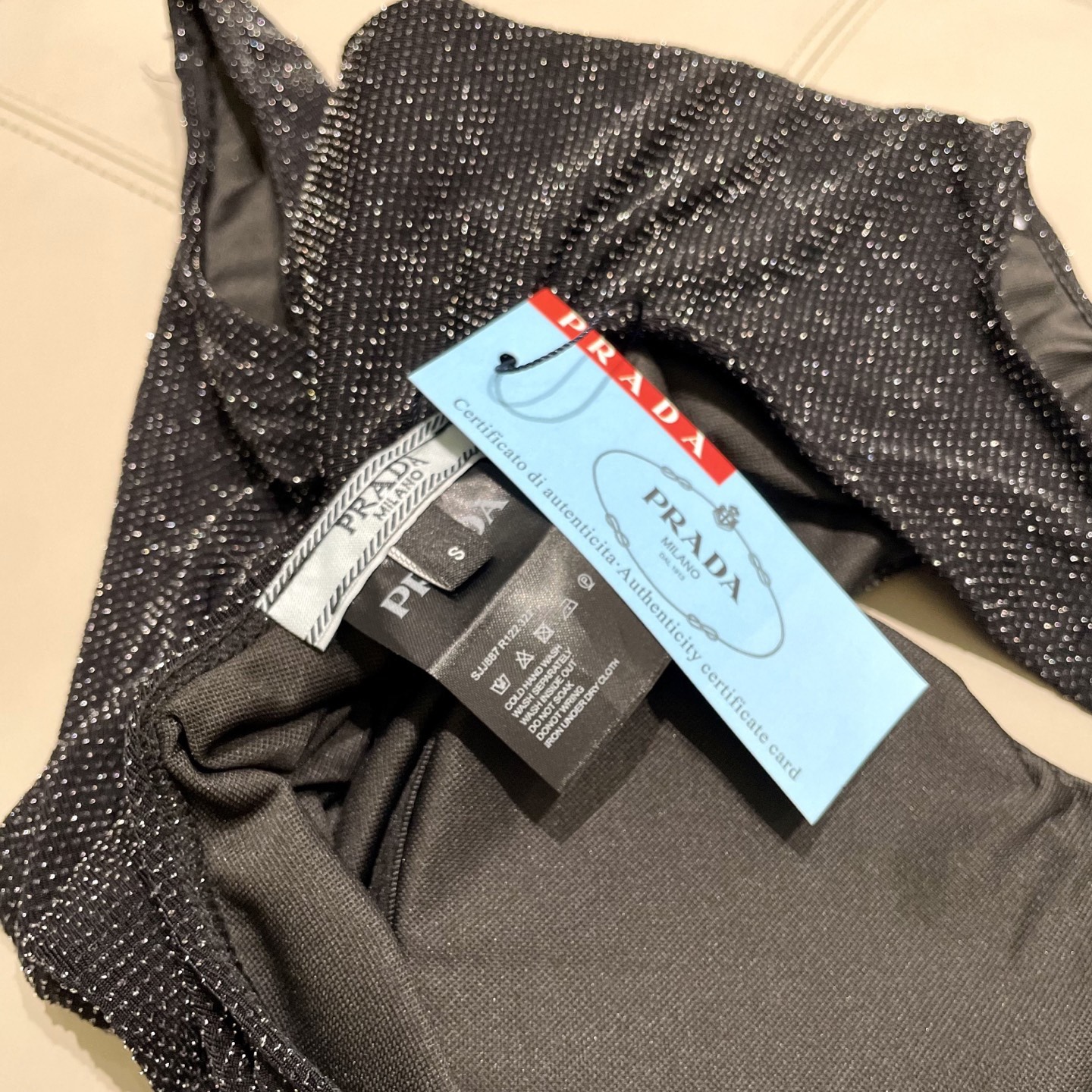 普拉达连体😍🥰适合多种场景的游泳衣🏊‍♀️海边 游泳池 温泉 水上乐园 漂流都可以😌内搭也完全可以 连体