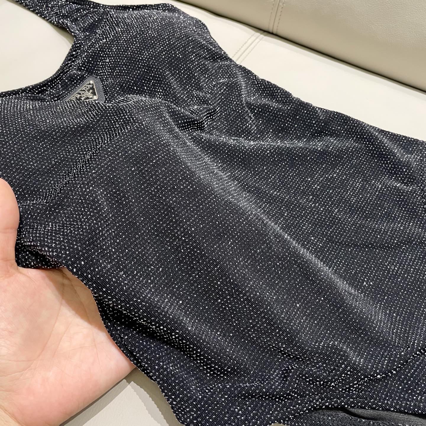 普拉达连体😍🥰适合多种场景的游泳衣🏊‍♀️海边 游泳池 温泉 水上乐园 漂流都可以😌内搭也完全可以 连体