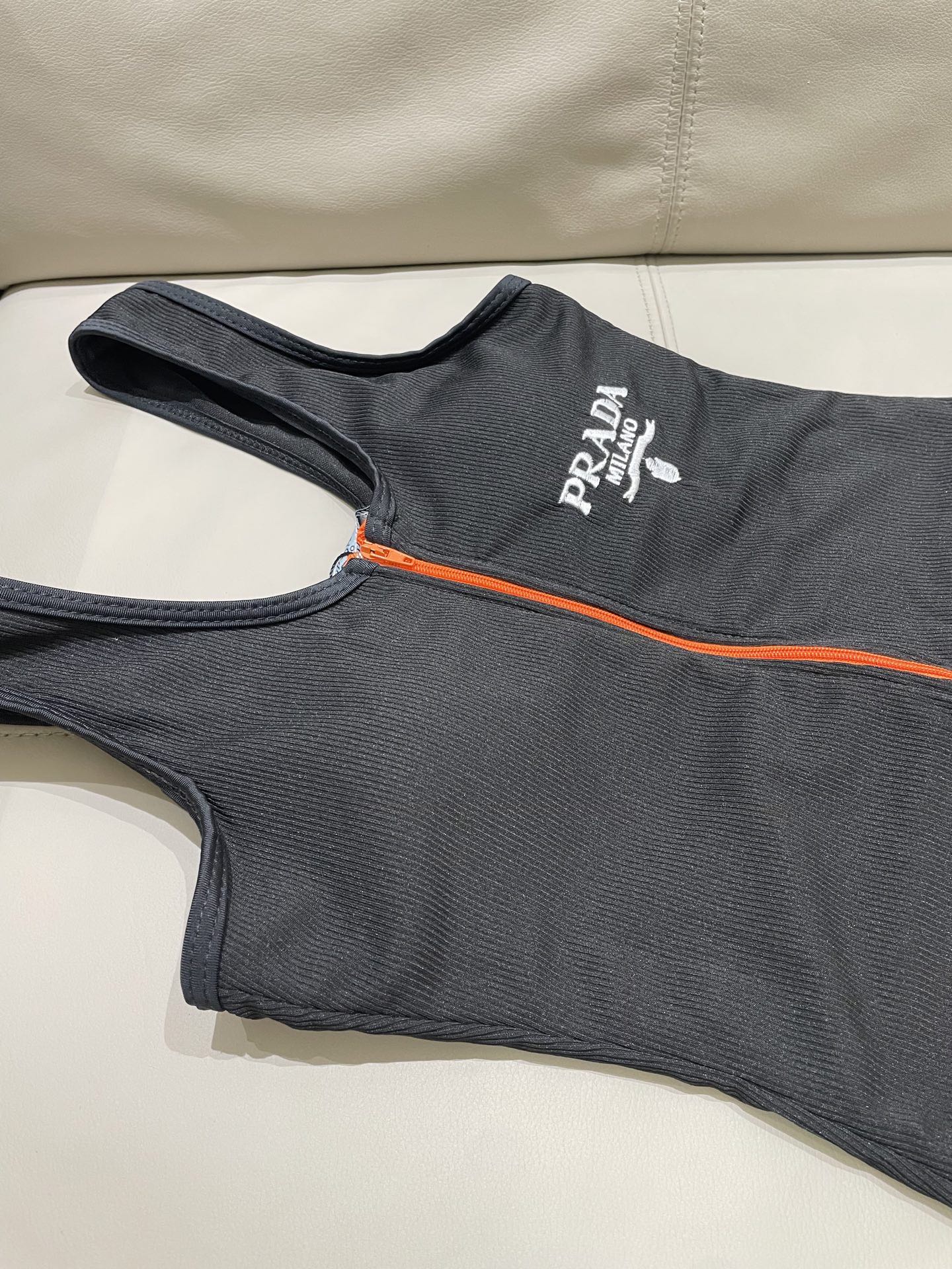 普拉达连体😍🥰适合多种场景的游泳衣🏊‍♀️海边 游泳池 温泉 水上乐园 漂流都可以😌内搭也完全可以 连体