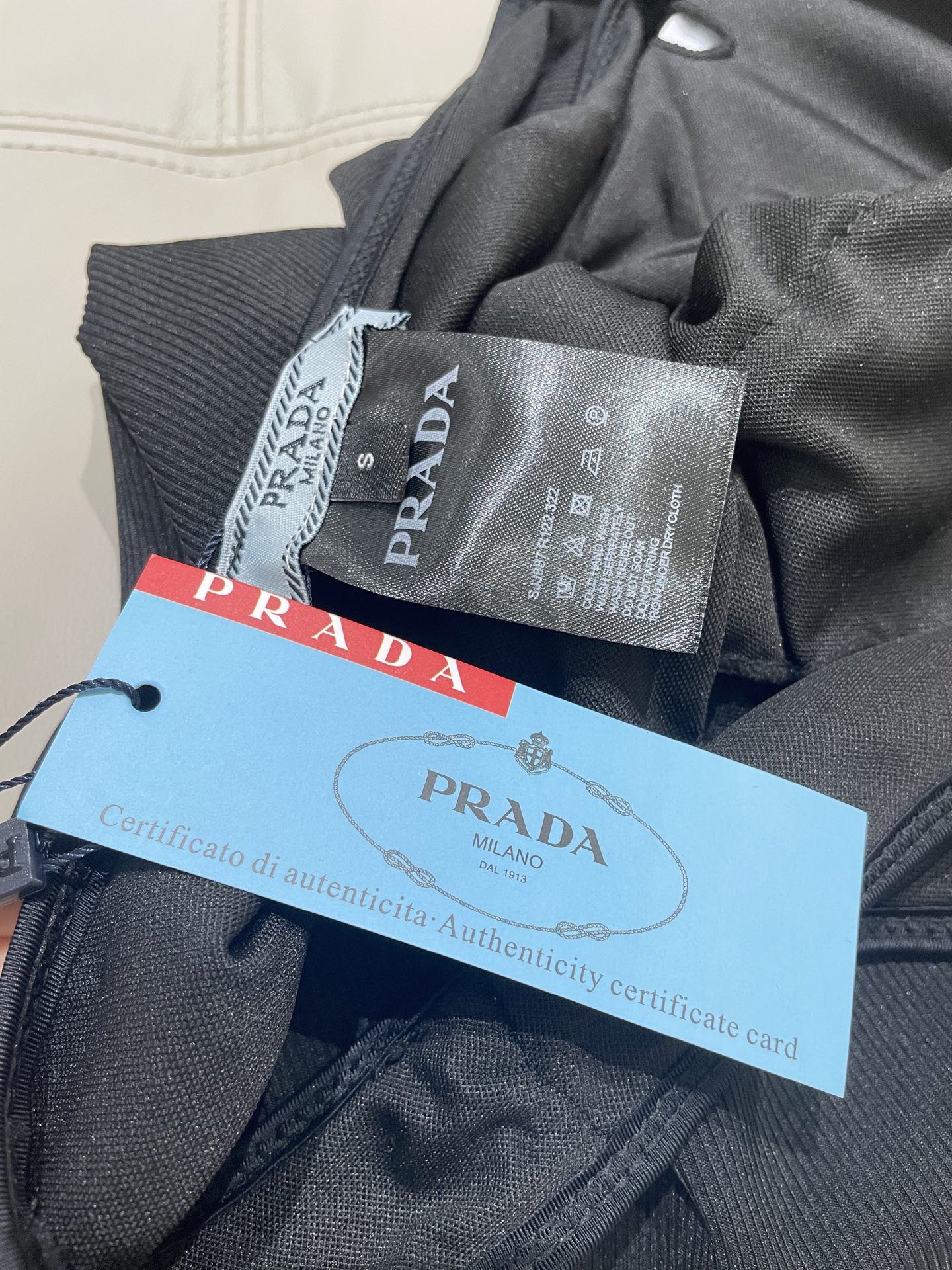 普拉达连体😍🥰适合多种场景的游泳衣🏊‍♀️海边 游泳池 温泉 水上乐园 漂流都可以😌内搭也完全可以 连体