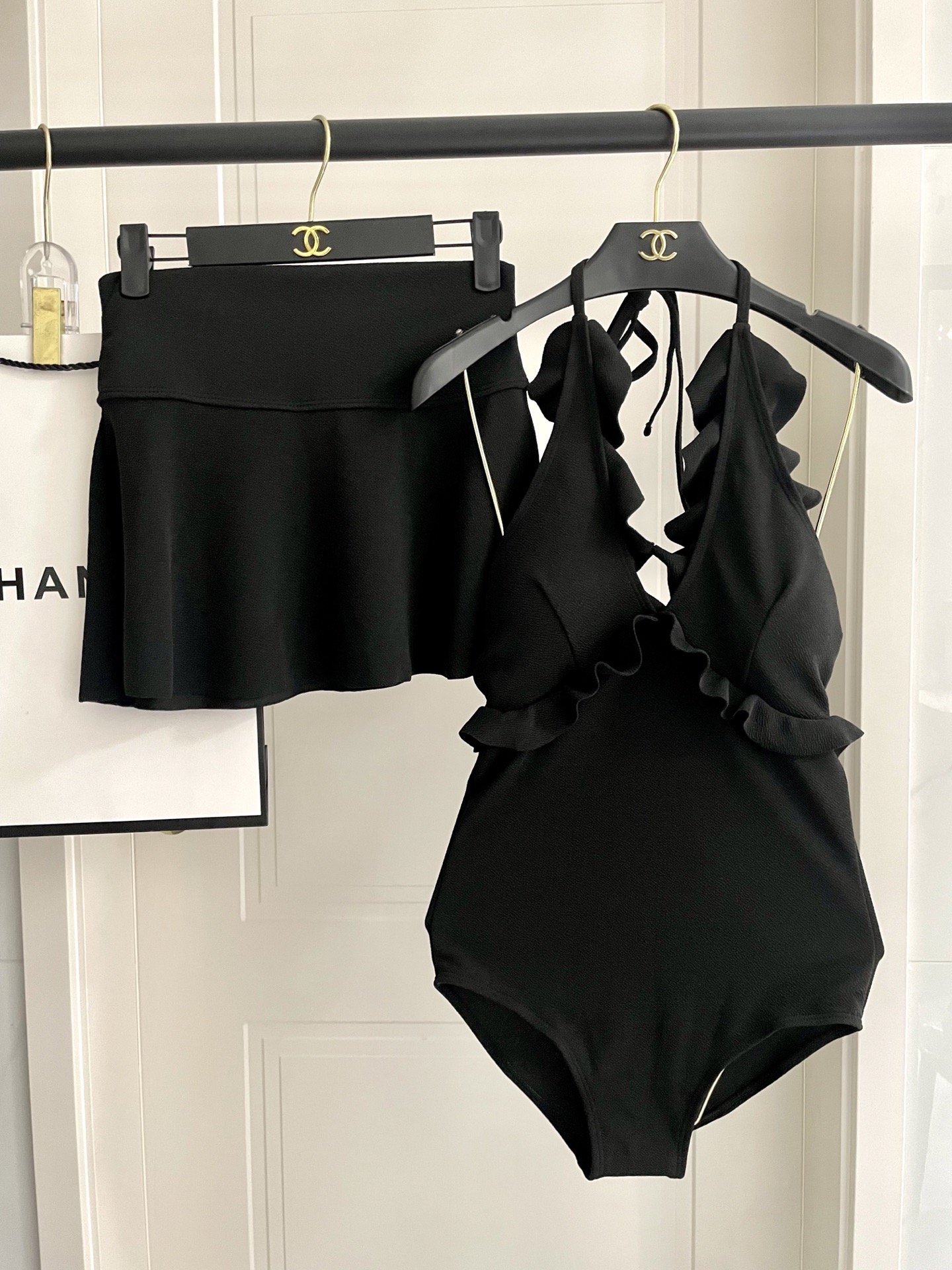 Chanel专柜新款气质款 泳衣➕裙 气质高雅 😍🥰适合多种场景的游泳衣🏊‍♀️海边 游泳池 温泉 水上