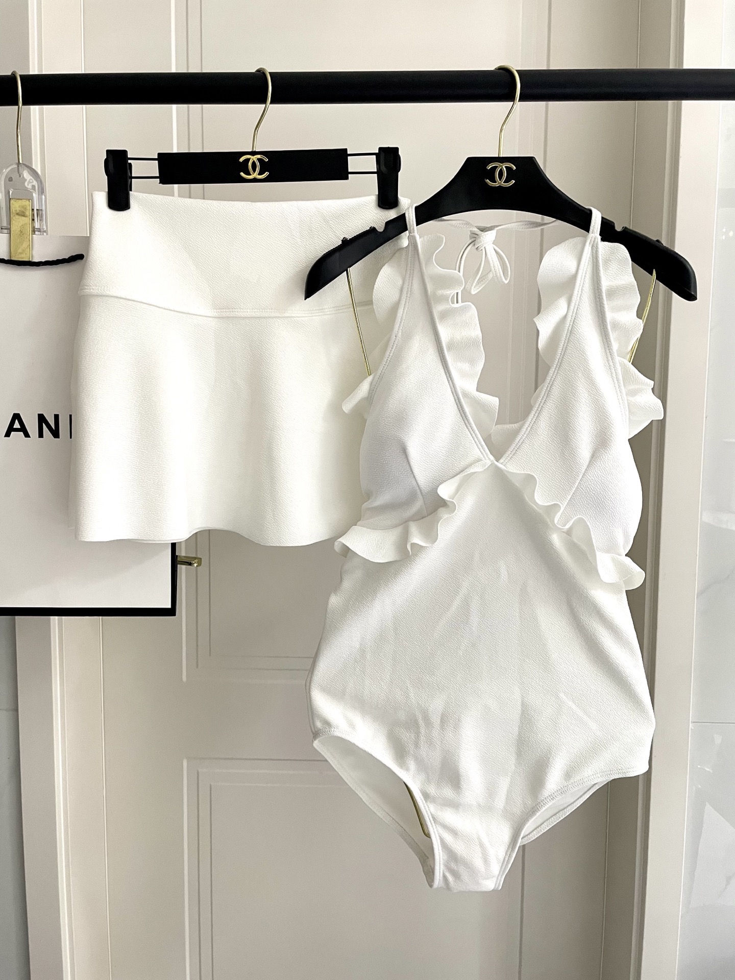 Chanel专柜新款气质款 泳衣➕裙 气质高雅 😍🥰适合多种场景的游泳衣🏊‍♀️海边 游泳池 温泉 水上