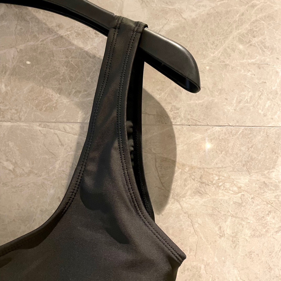 Chanel 香奈儿新款黑色连体泳衣 😍🥰适合多种场景的游泳衣🏊‍♀️海边 游泳池 温泉 水上乐园 漂流