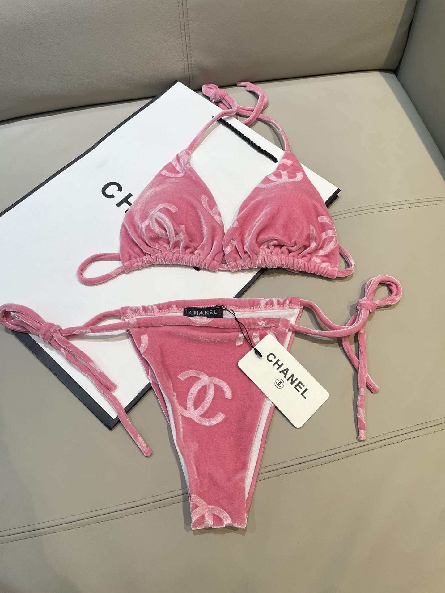 Chanel新款丝绒三件套👙❤️😍🥰适合多种场景的游泳衣🏊‍♀️海边 游泳池 温泉 水上乐园 漂流都可以