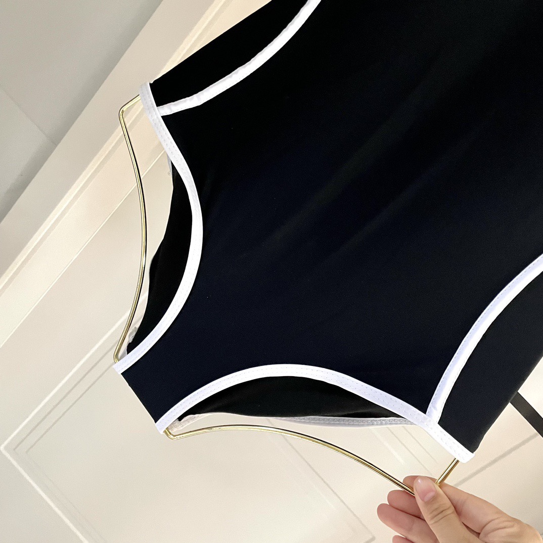 Chanel新款泳衣😍🥰适合多种场景的游泳衣🏊‍♀️海边 游泳池 温泉 水上乐园 漂流都可以😌内搭也完全