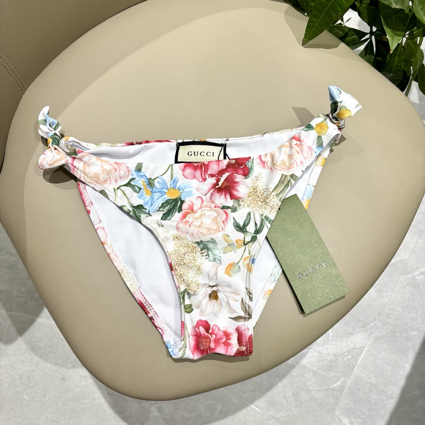 Gucci新款比基尼 三件套 😍🥰适合多种场景的游泳衣🏊‍♀️海边 游泳池 温泉 水上乐园 漂流都可以😌