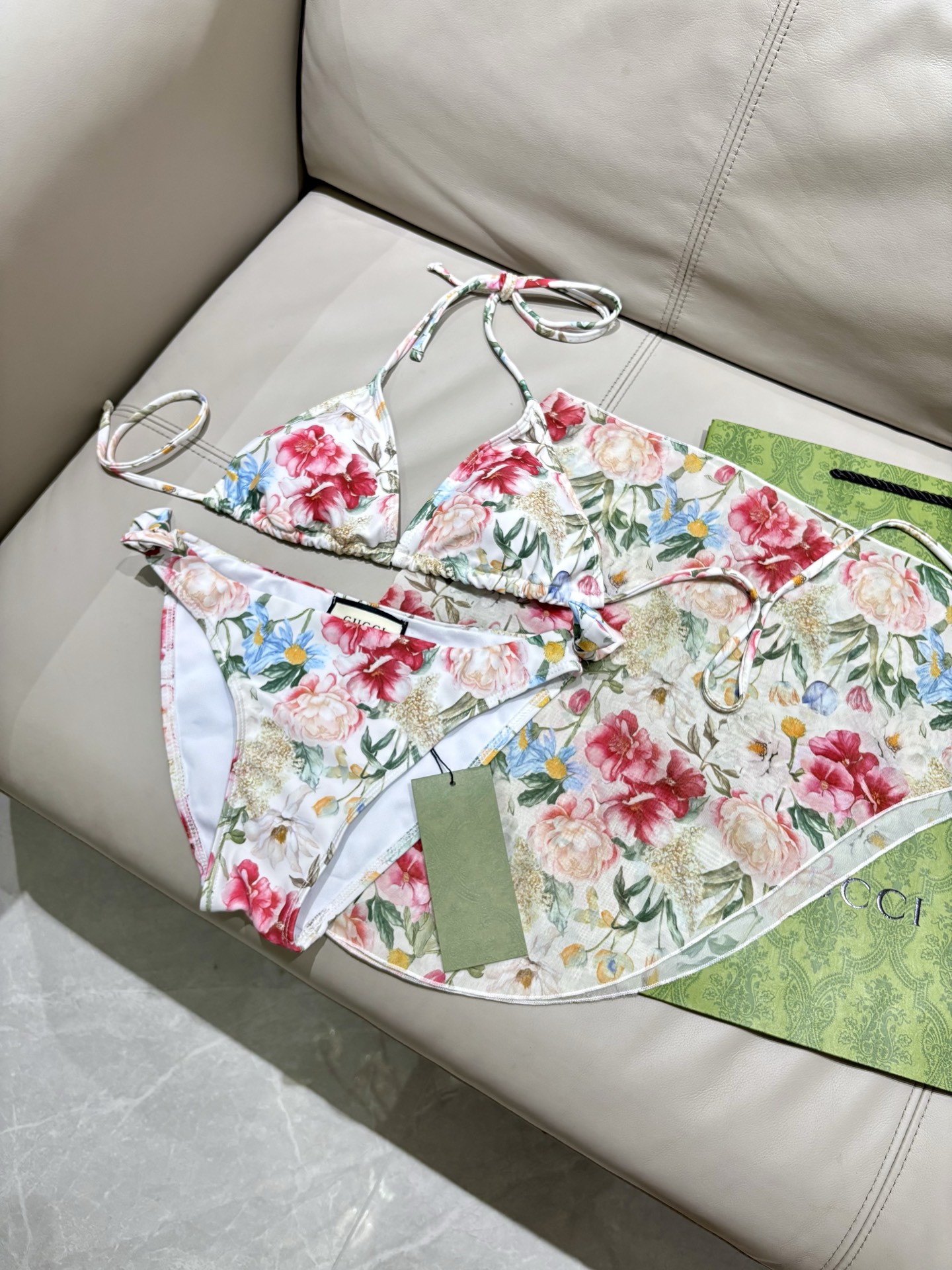 Gucci新款比基尼 三件套 😍🥰适合多种场景的游泳衣🏊‍♀️海边 游泳池 温泉 水上乐园 漂流都可以😌