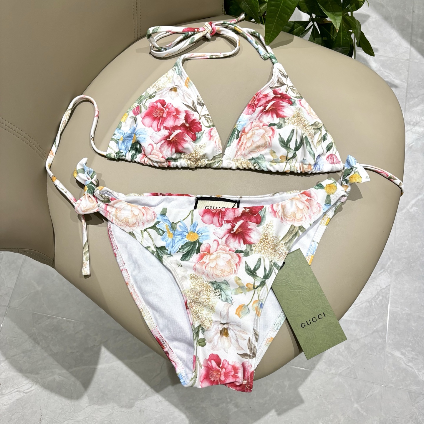 Gucci新款比基尼 三件套 😍🥰适合多种场景的游泳衣🏊‍♀️海边 游泳池 温泉 水上乐园 漂流都可以😌