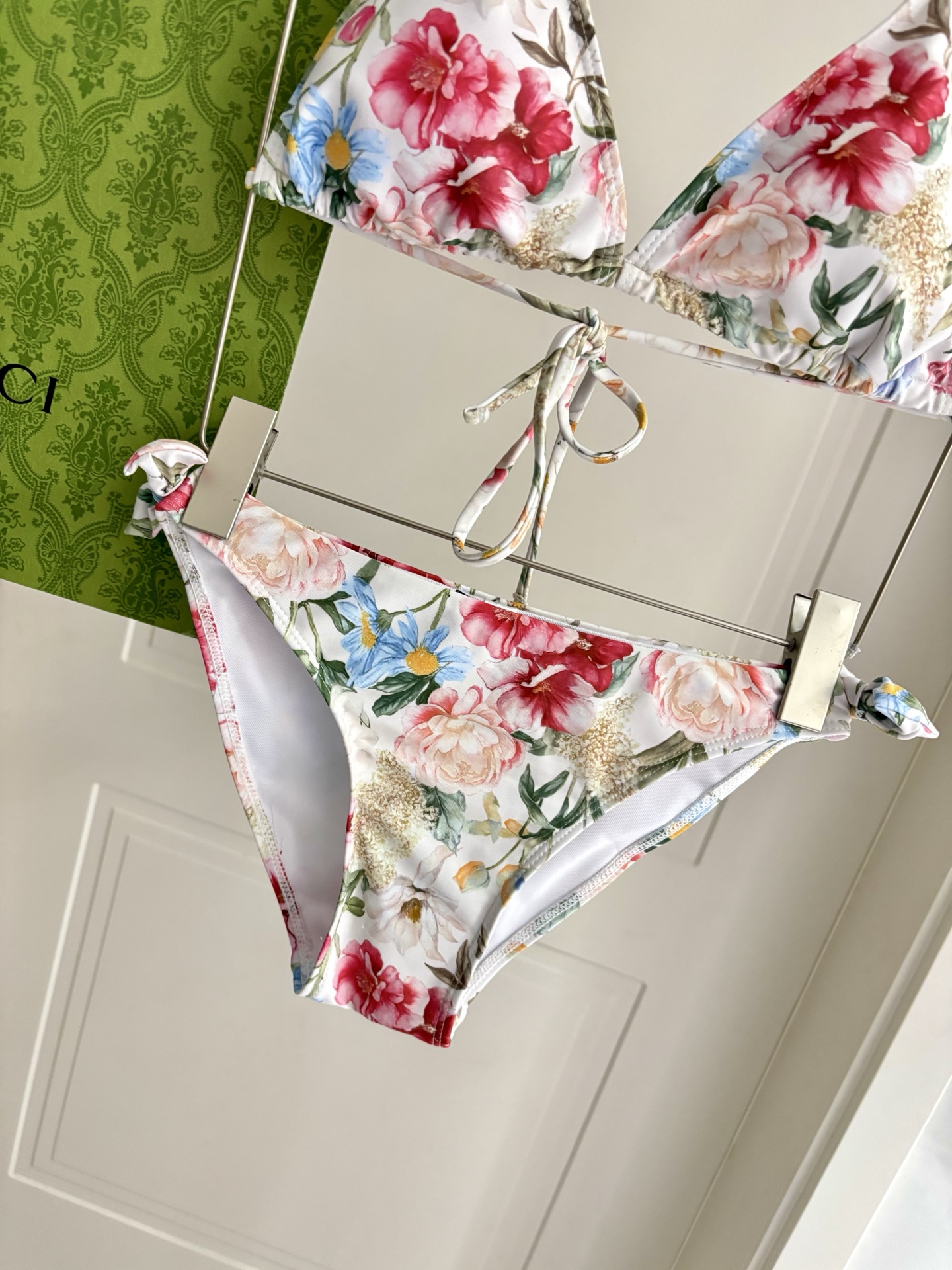 Gucci新款比基尼 三件套 😍🥰适合多种场景的游泳衣🏊‍♀️海边 游泳池 温泉 水上乐园 漂流都可以😌