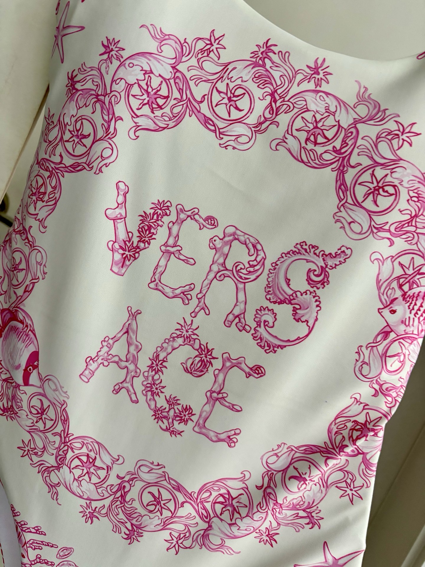 范思哲新款连体泳衣😍🥰适合多种场景的游泳衣🏊‍♀️海边 游泳池 温泉 水上乐园 漂流都可以😌内搭也完全可