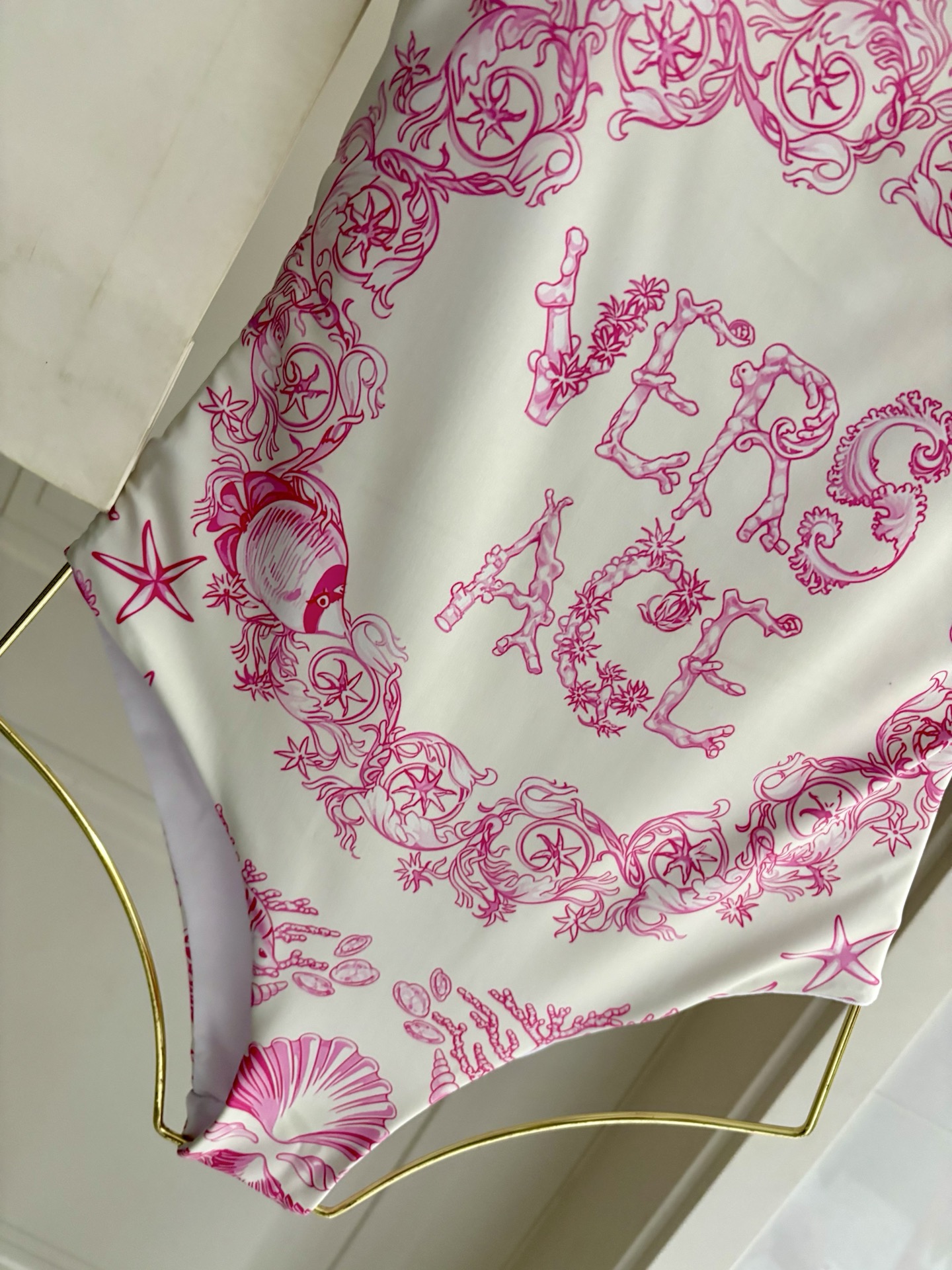 范思哲新款连体泳衣😍🥰适合多种场景的游泳衣🏊‍♀️海边 游泳池 温泉 水上乐园 漂流都可以😌内搭也完全可