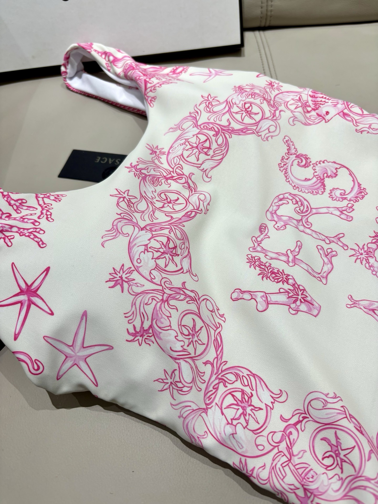 范思哲新款连体泳衣😍🥰适合多种场景的游泳衣🏊‍♀️海边 游泳池 温泉 水上乐园 漂流都可以😌内搭也完全可