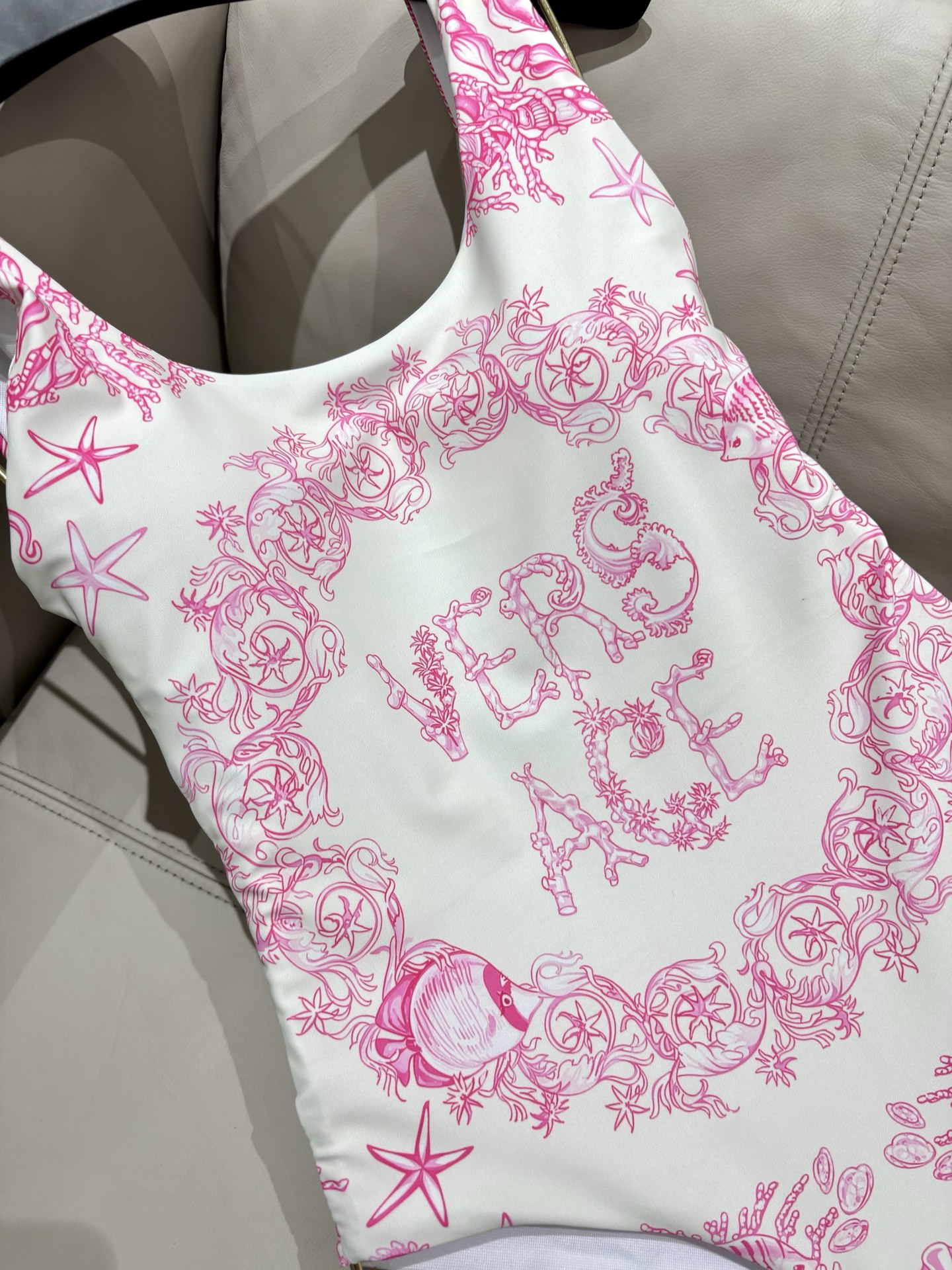 范思哲新款连体泳衣😍🥰适合多种场景的游泳衣🏊‍♀️海边 游泳池 温泉 水上乐园 漂流都可以😌内搭也完全可