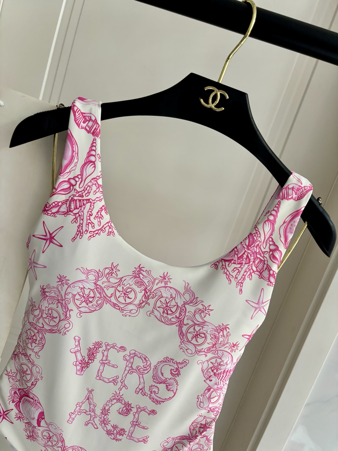 范思哲新款连体泳衣😍🥰适合多种场景的游泳衣🏊‍♀️海边 游泳池 温泉 水上乐园 漂流都可以😌内搭也完全可