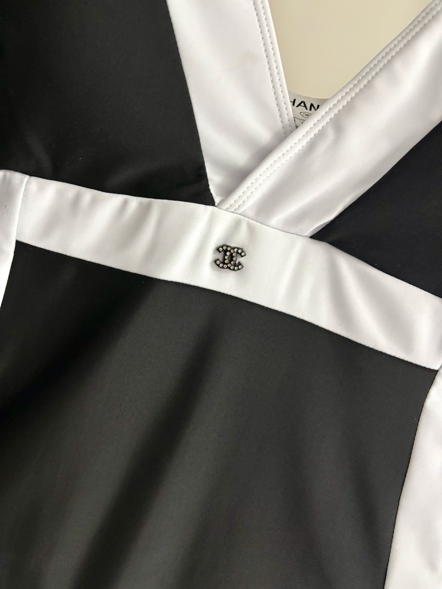 Chanel长袖连体防晒泳衣，收腰显瘦显腿长！超nice 平时可以配牛仔裤、短裤当连体衣穿！码数SMlX