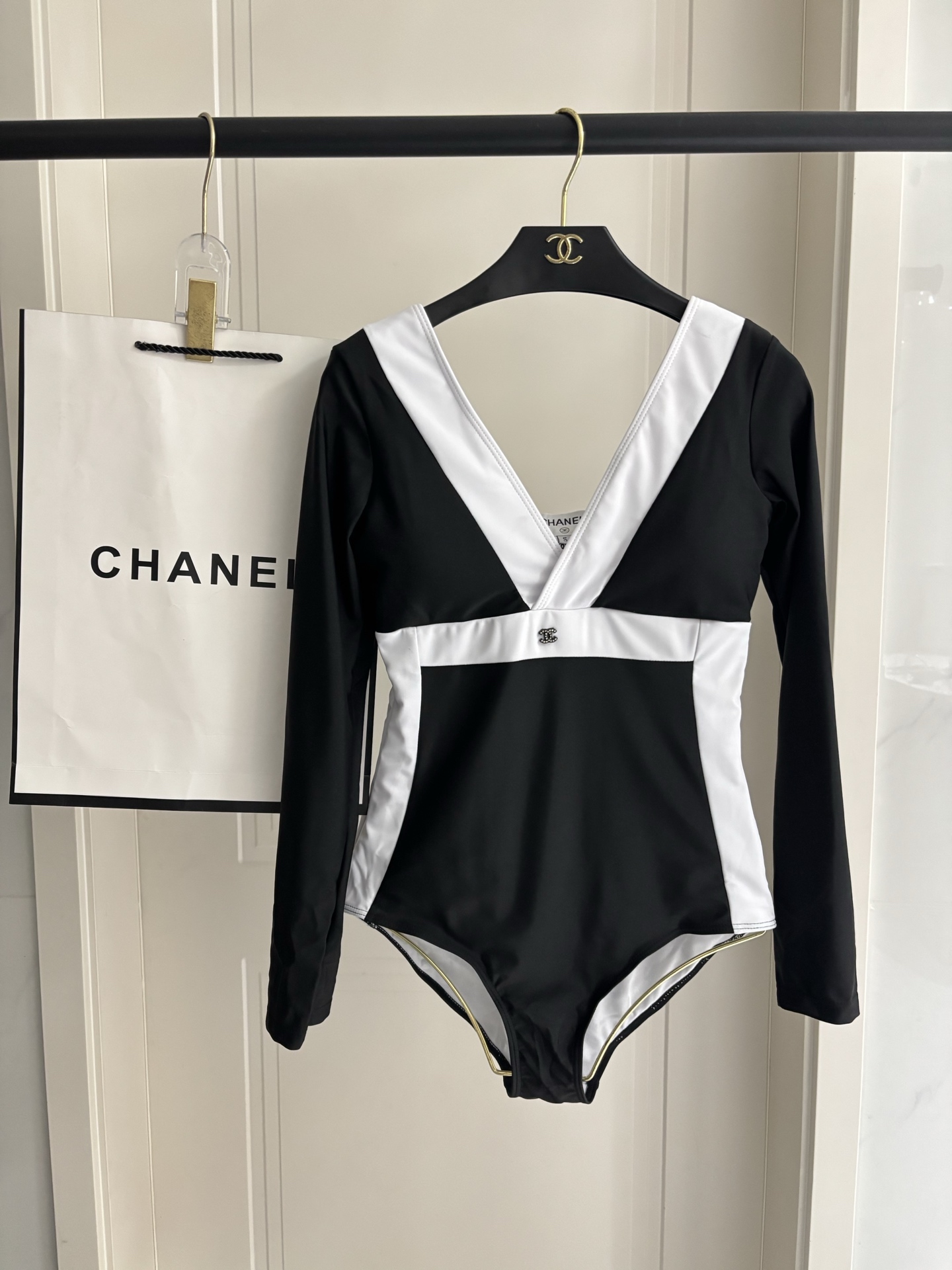 Chanel长袖连体防晒泳衣，收腰显瘦显腿长！超nice 平时可以配牛仔裤、短裤当连体衣穿！码数SMlX