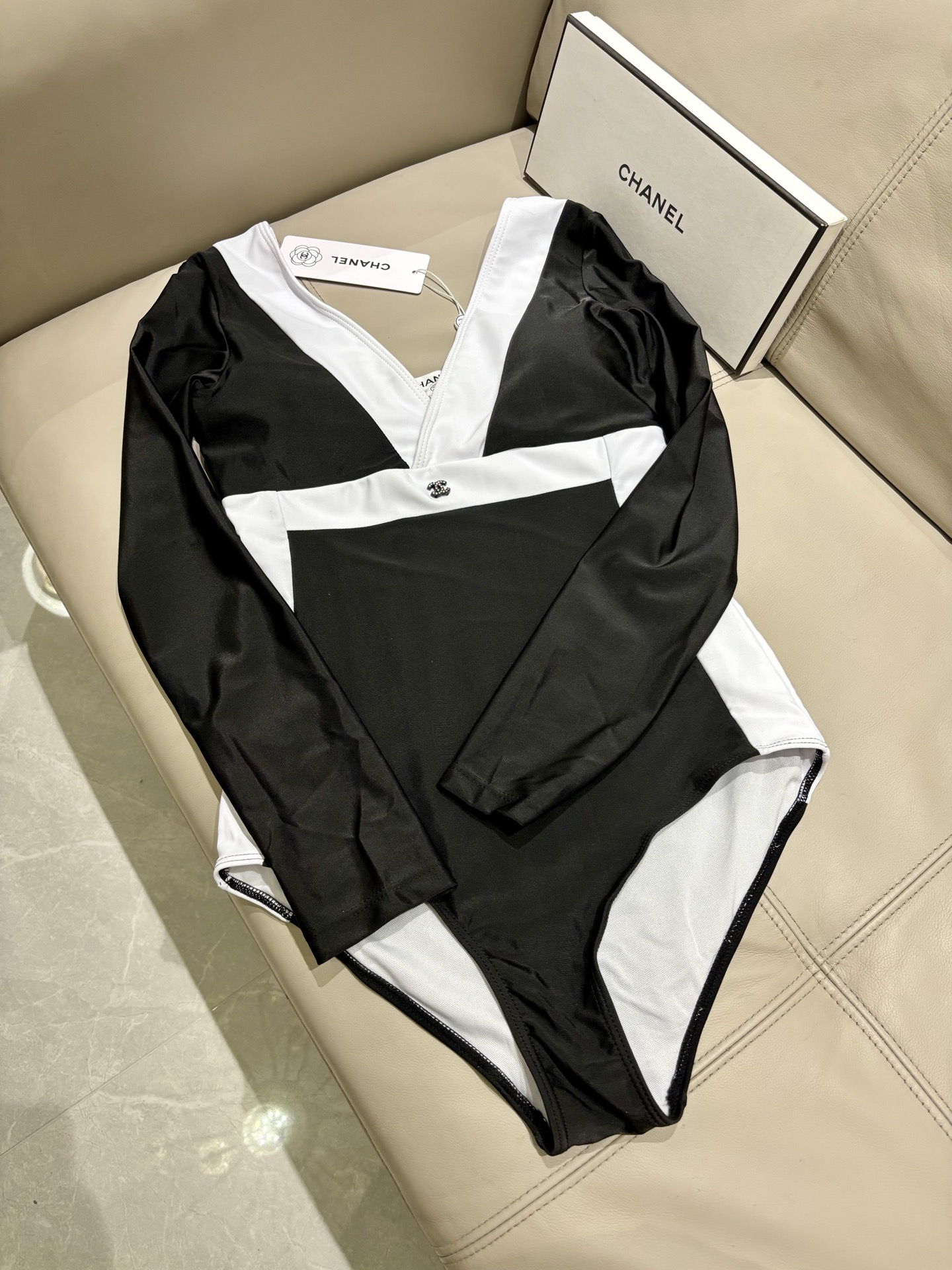 Chanel长袖连体防晒泳衣，收腰显瘦显腿长！超nice 平时可以配牛仔裤、短裤当连体衣穿！码数SMlX