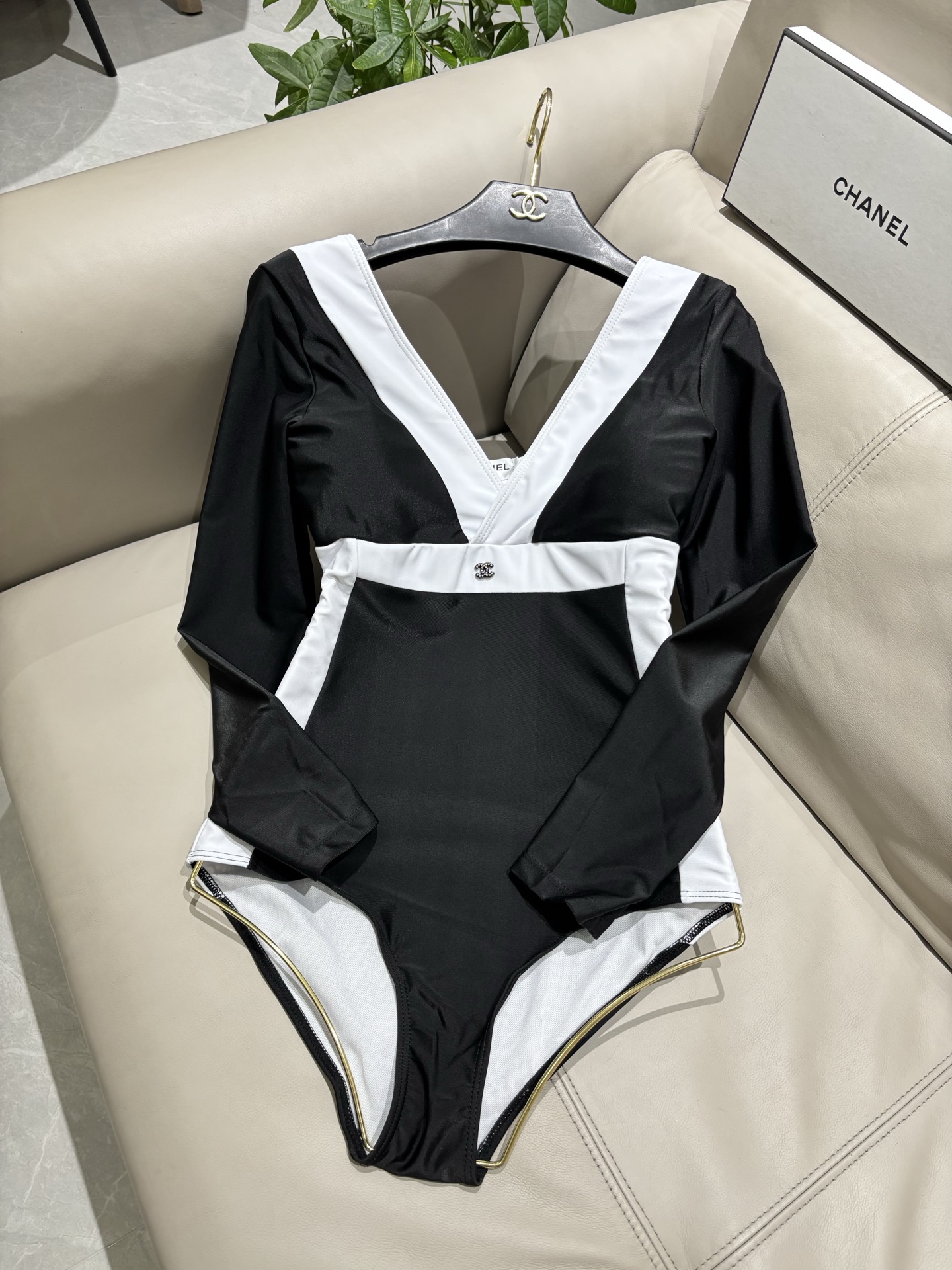 Chanel长袖连体防晒泳衣，收腰显瘦显腿长！超nice 平时可以配牛仔裤、短裤当连体衣穿！码数SMlX