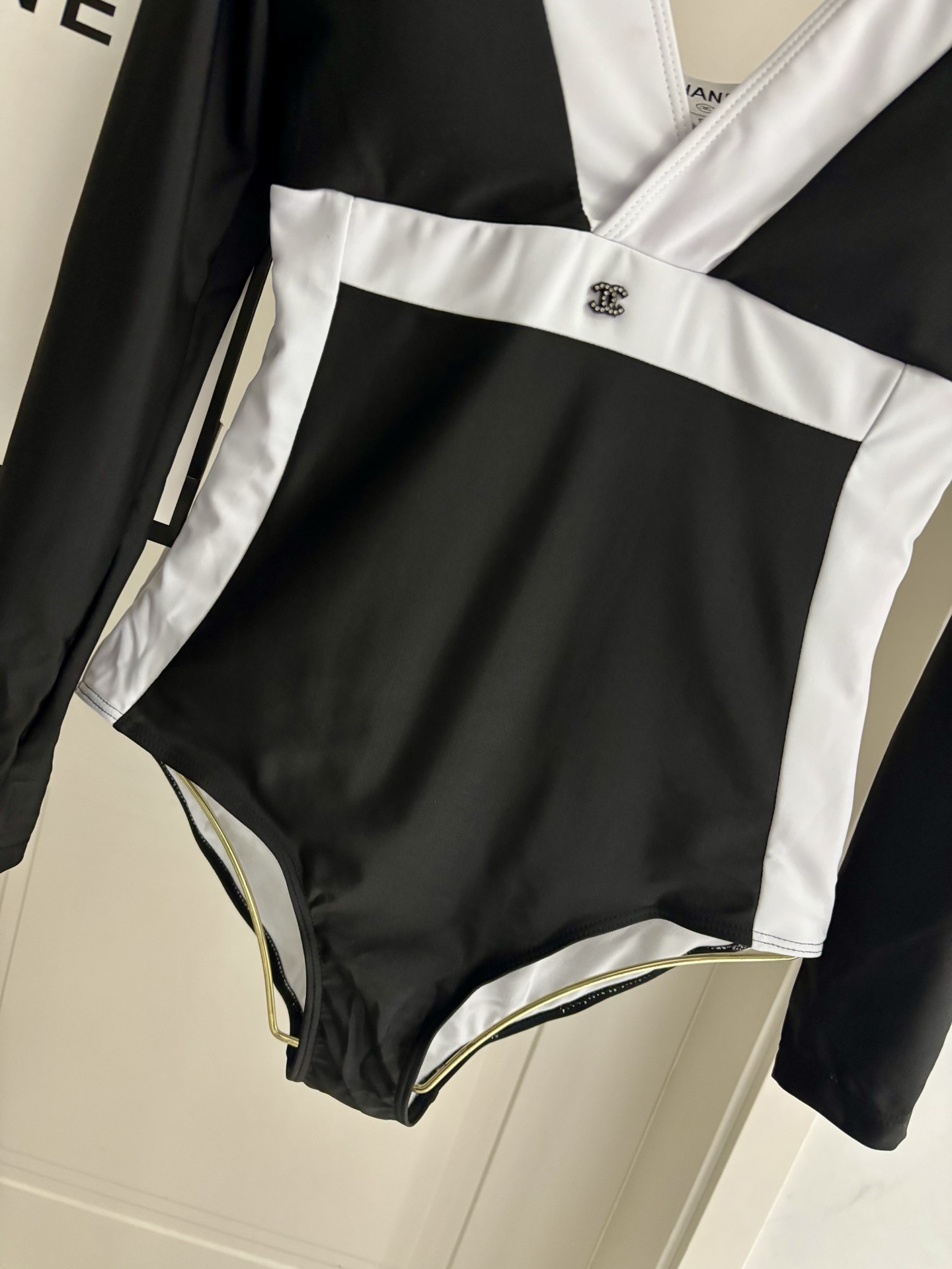 Chanel长袖连体防晒泳衣，收腰显瘦显腿长！超nice 平时可以配牛仔裤、短裤当连体衣穿！码数SMlX