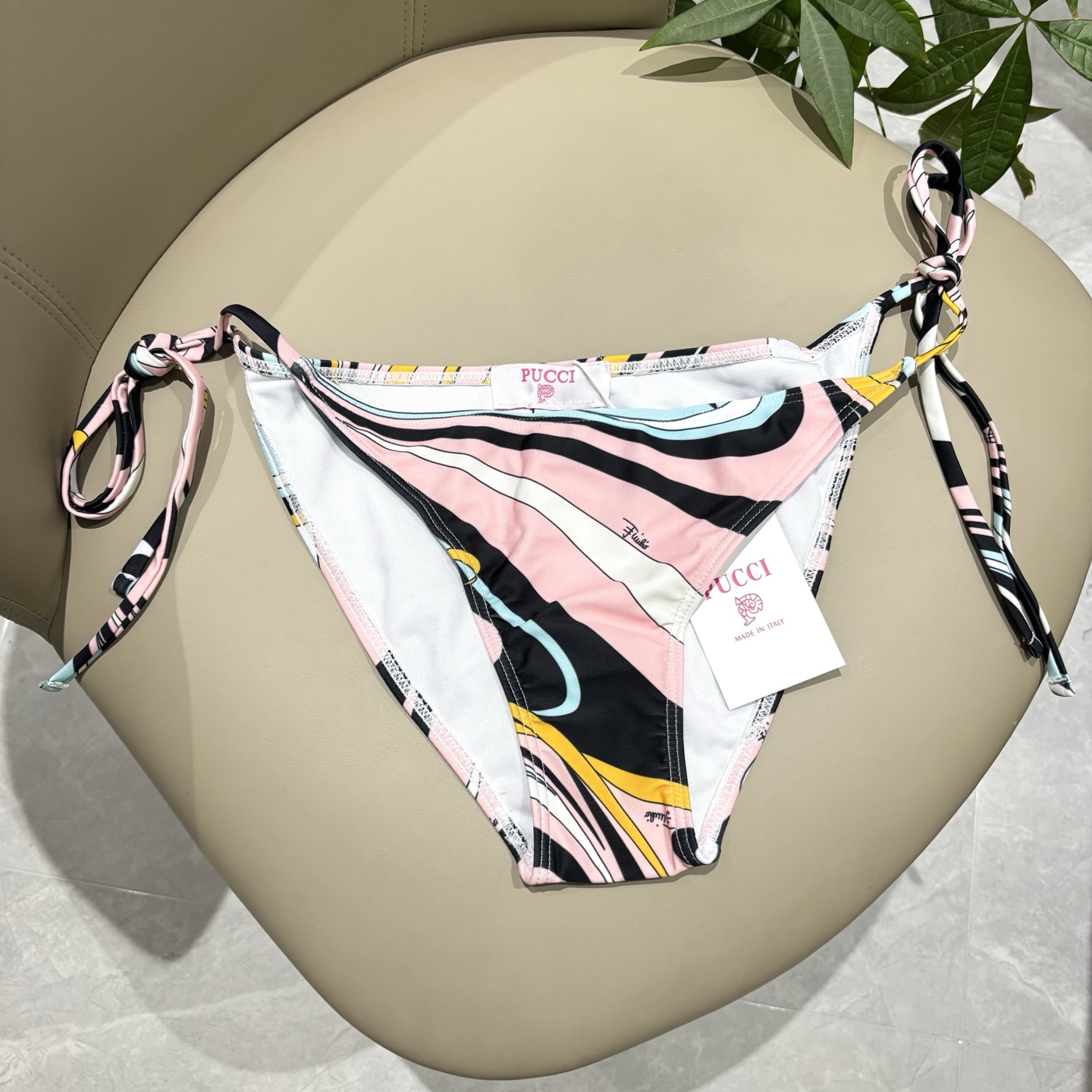 潮牌PUCCI专柜新款比基尼泳衣😍🥰适合多种场景的游泳衣🏊‍♀️海边 游泳池 温泉 水上乐园 漂流都可以