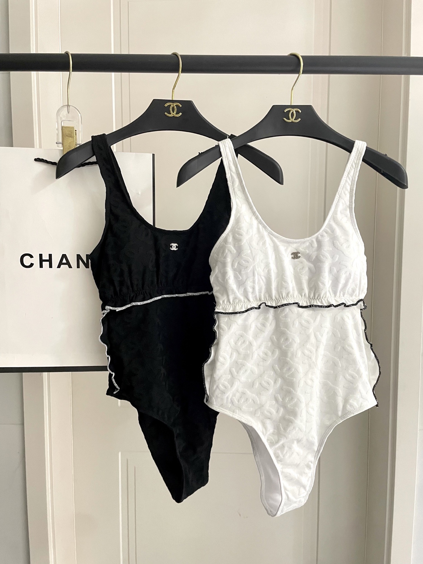 Chanel新款提花连体体式泳衣👙❤️😍🥰适合多种场景的游泳衣🏊‍♀️海边 游泳池 温泉 水上乐园 漂流