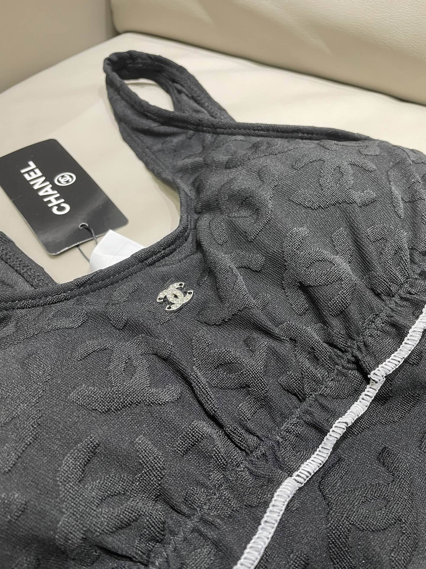 Chanel新款提花连体体式泳衣👙❤️😍🥰适合多种场景的游泳衣🏊‍♀️海边 游泳池 温泉 水上乐园 漂流