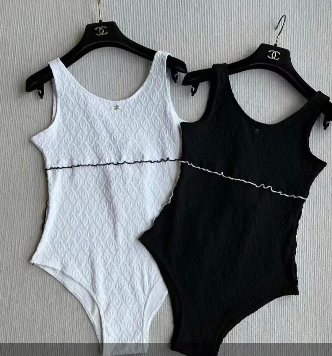 Chanel新款提花连体体式泳衣👙❤️😍🥰适合多种场景的游泳衣🏊‍♀️海边 游泳池 温泉 水上乐园 漂流