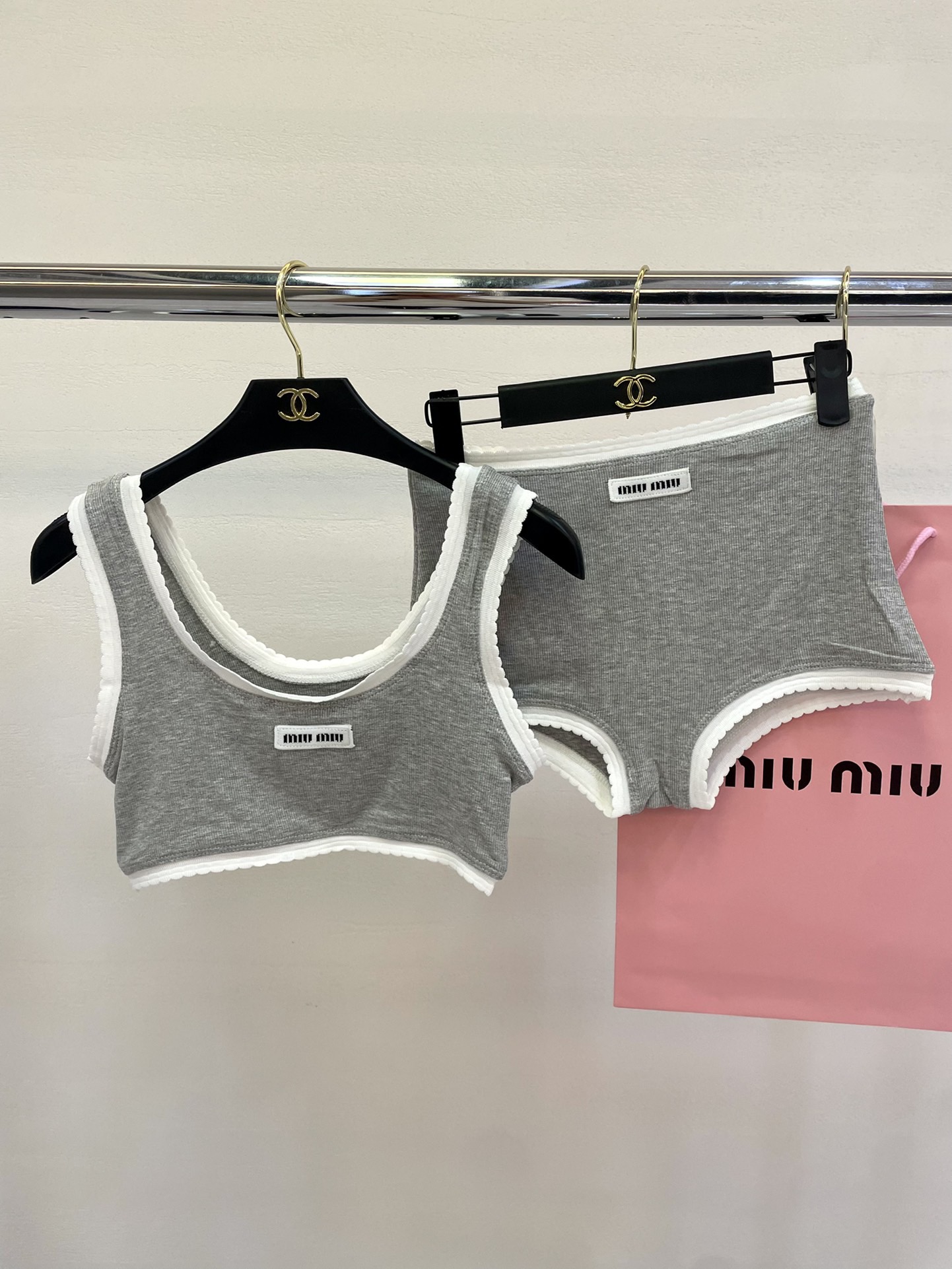 缪缪miumiu新款名媛气质风分体泳衣 （无胸垫）😍🥰适合多种场景的游泳衣🏊‍♀️海边 游泳池 温泉 水