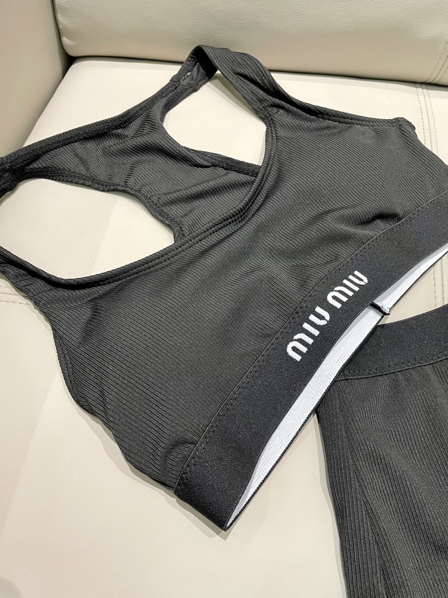 miumiu新款分体泳衣 针织面料 时尚潮流款 😍🥰适合多种场景的游泳衣🏊‍♀️海边 游泳池 温泉 水上