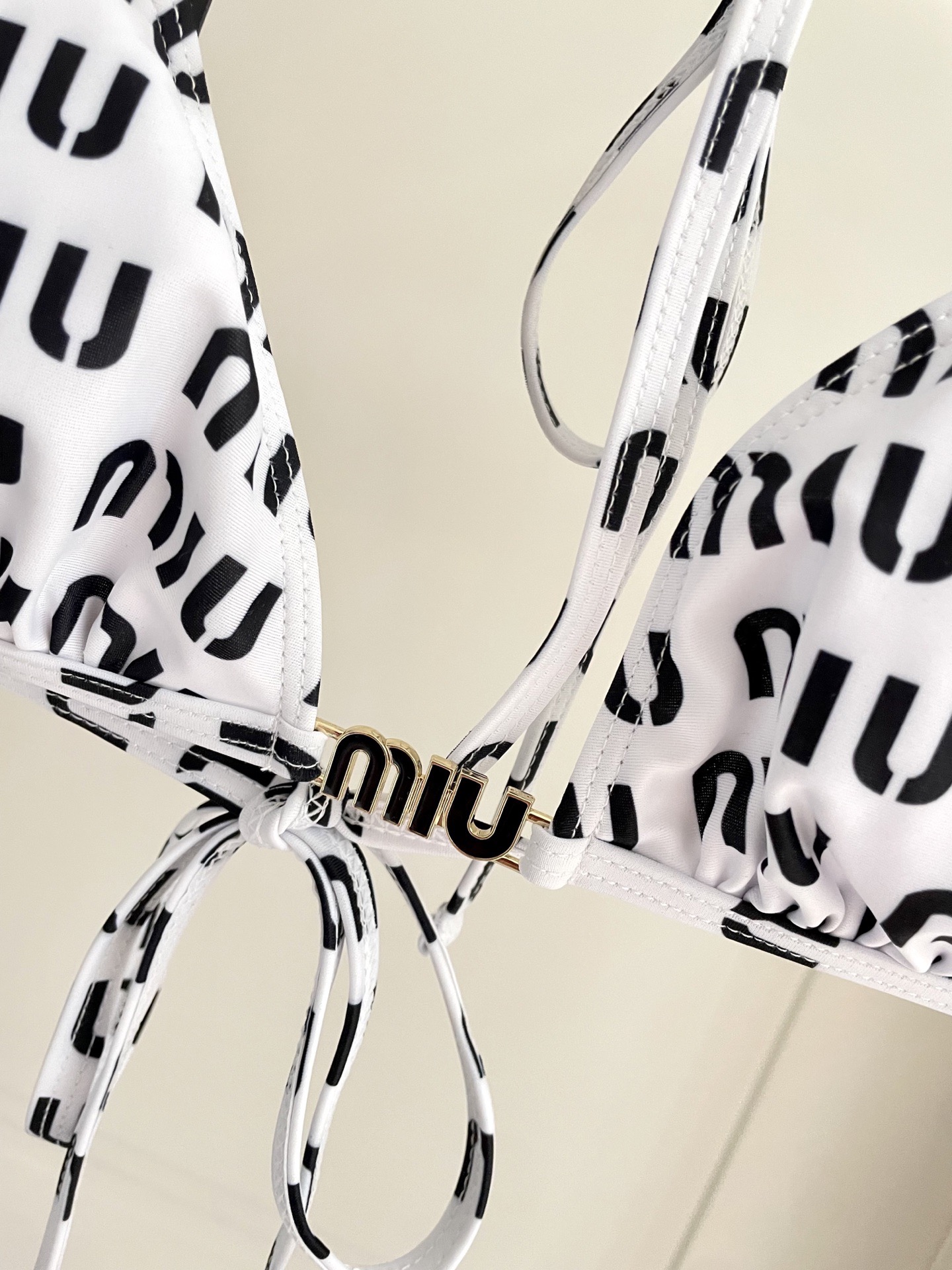 miumiu缪缪新款比基尼😍🥰适合多种场景的游泳衣🏊‍♀️海边 游泳池 温泉 水上乐园 漂流都可以😌内搭