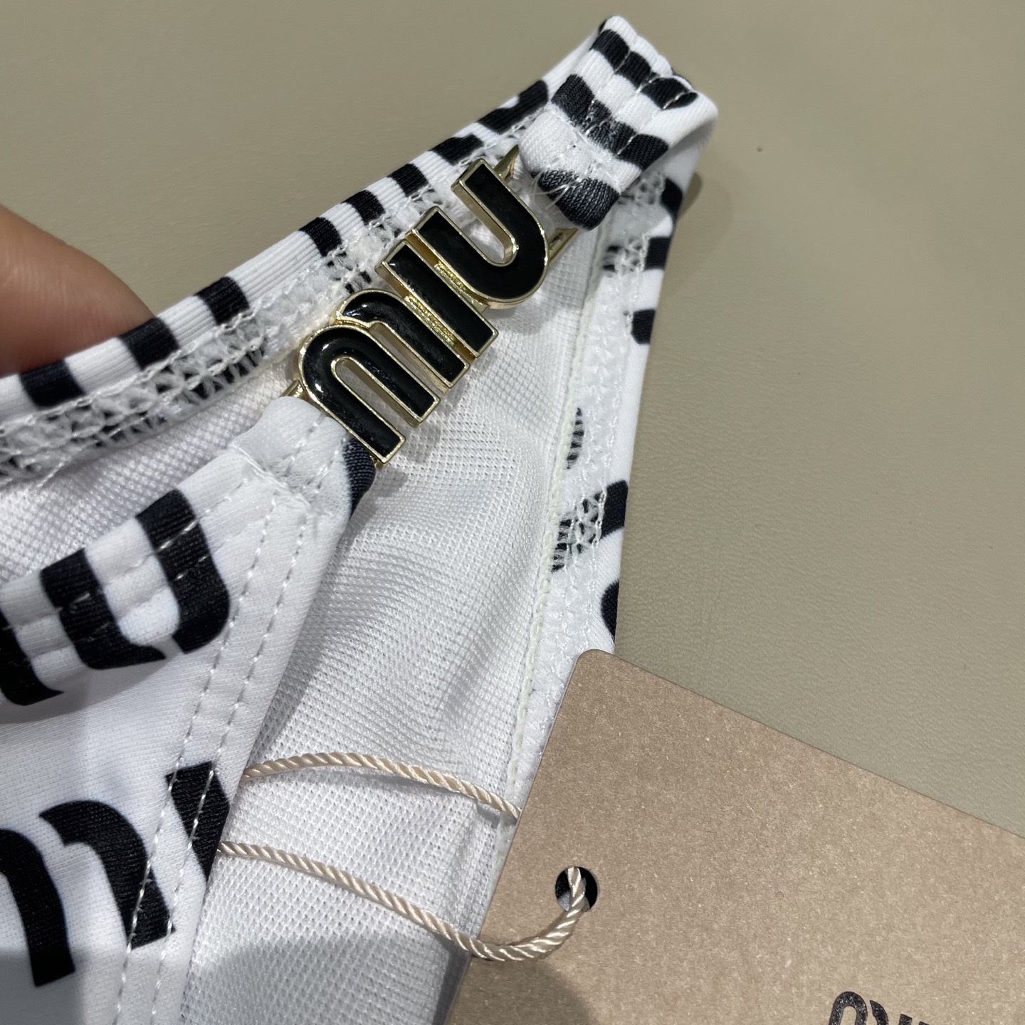 miumiu缪缪新款比基尼😍🥰适合多种场景的游泳衣🏊‍♀️海边 游泳池 温泉 水上乐园 漂流都可以😌内搭