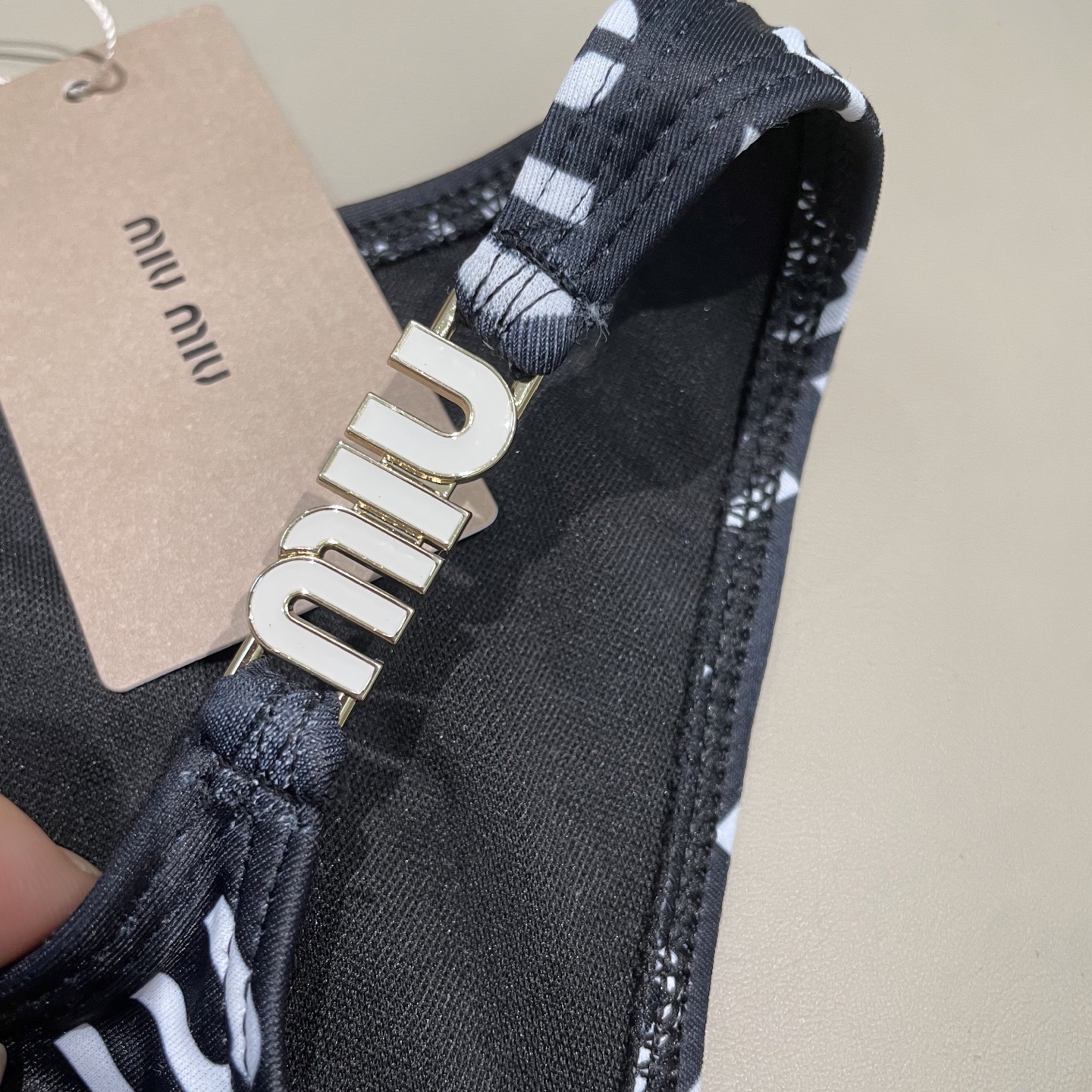 miumiu缪缪新款比基尼😍🥰适合多种场景的游泳衣🏊‍♀️海边 游泳池 温泉 水上乐园 漂流都可以😌内搭