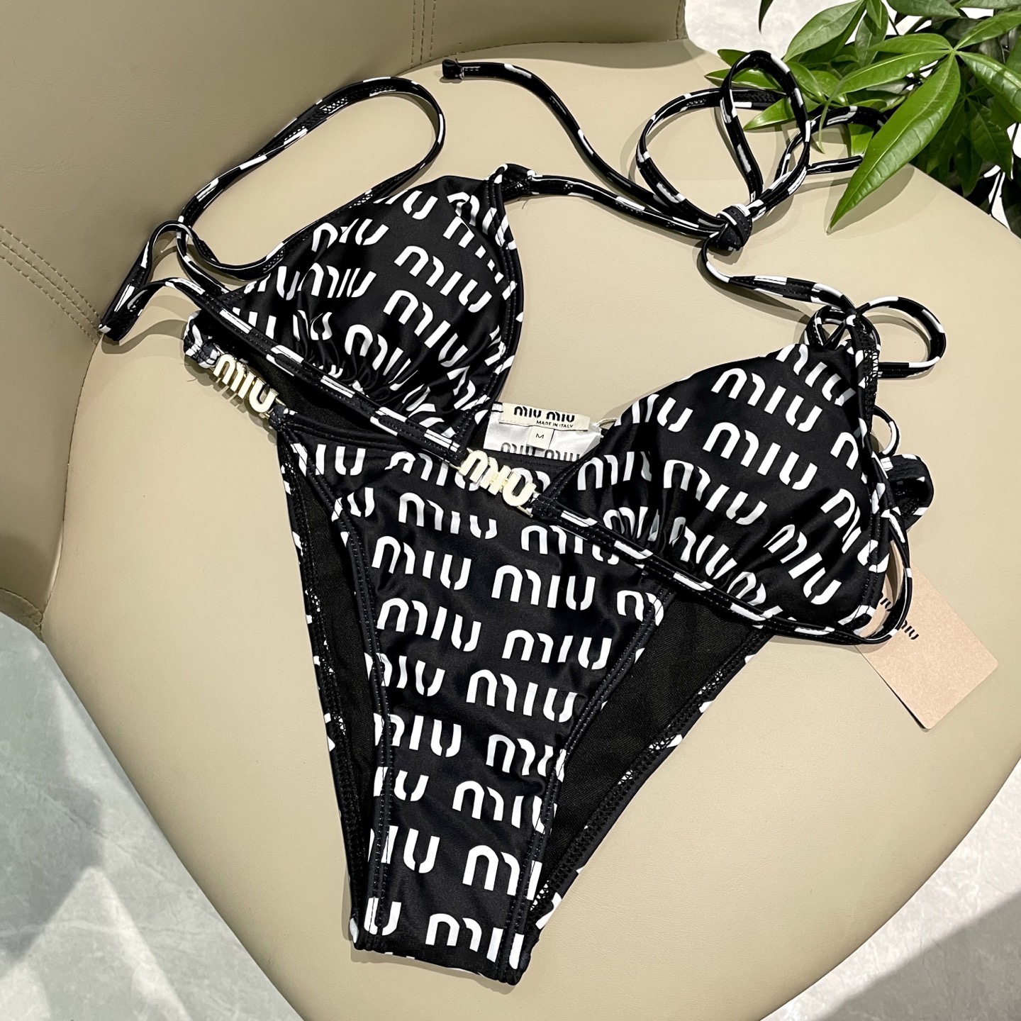 miumiu缪缪新款比基尼😍🥰适合多种场景的游泳衣🏊‍♀️海边 游泳池 温泉 水上乐园 漂流都可以😌内搭